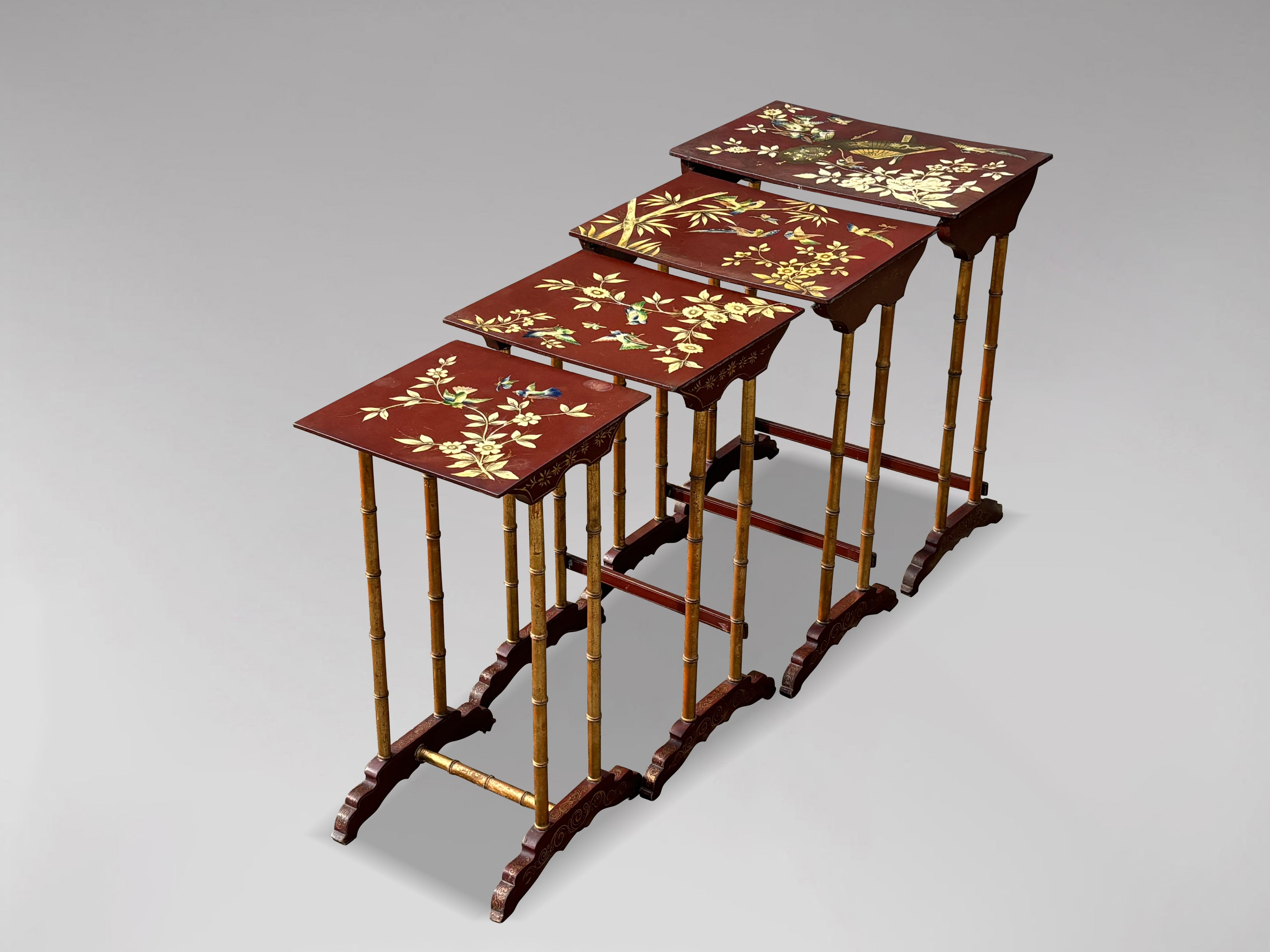 Ensemble de quatre tables françaises peintes à la fleurs du 19ème siècle Bon état - En vente à Petworth,West Sussex, GB