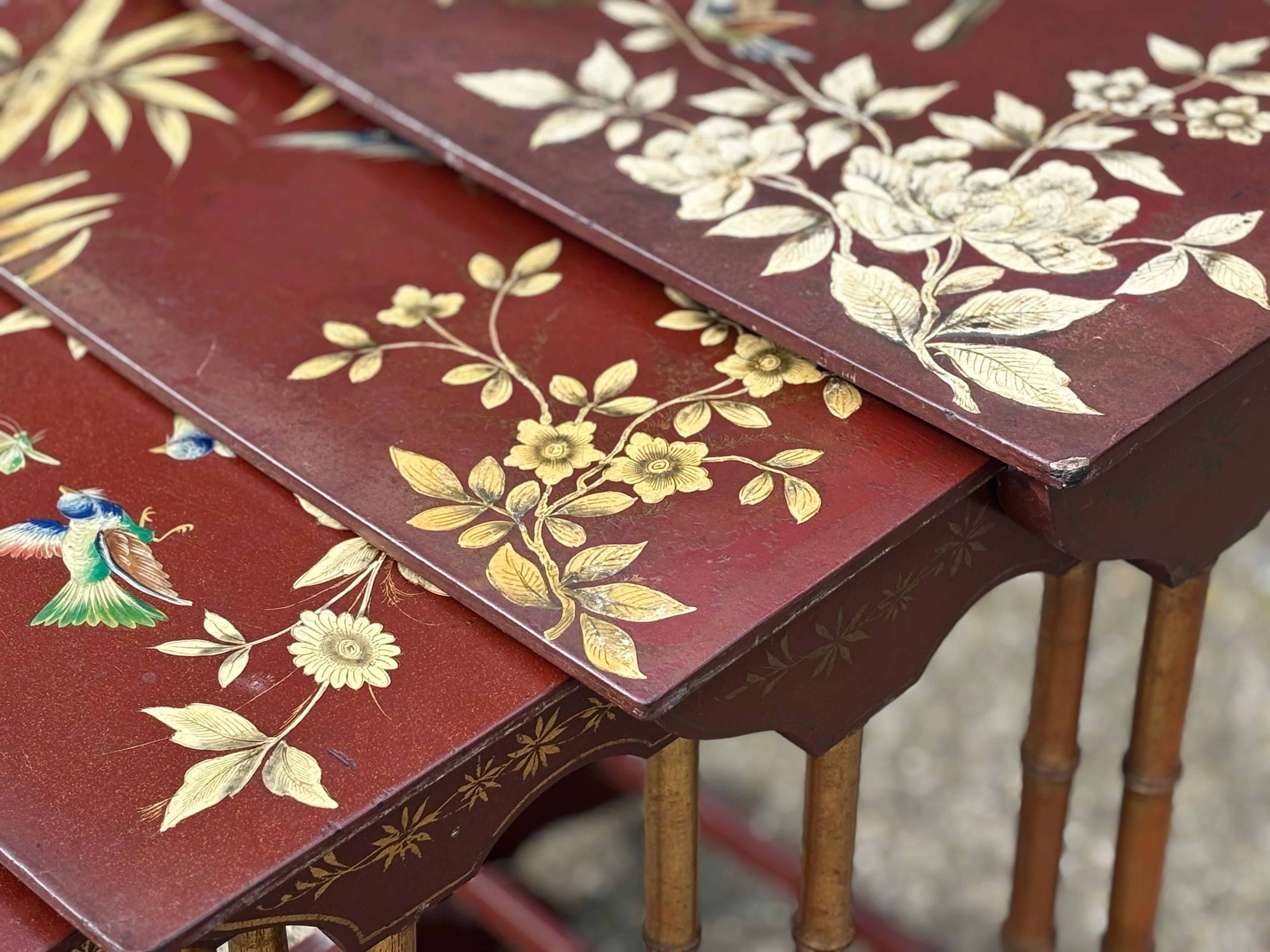 XIXe siècle Ensemble de quatre tables françaises peintes à la fleurs du 19ème siècle en vente