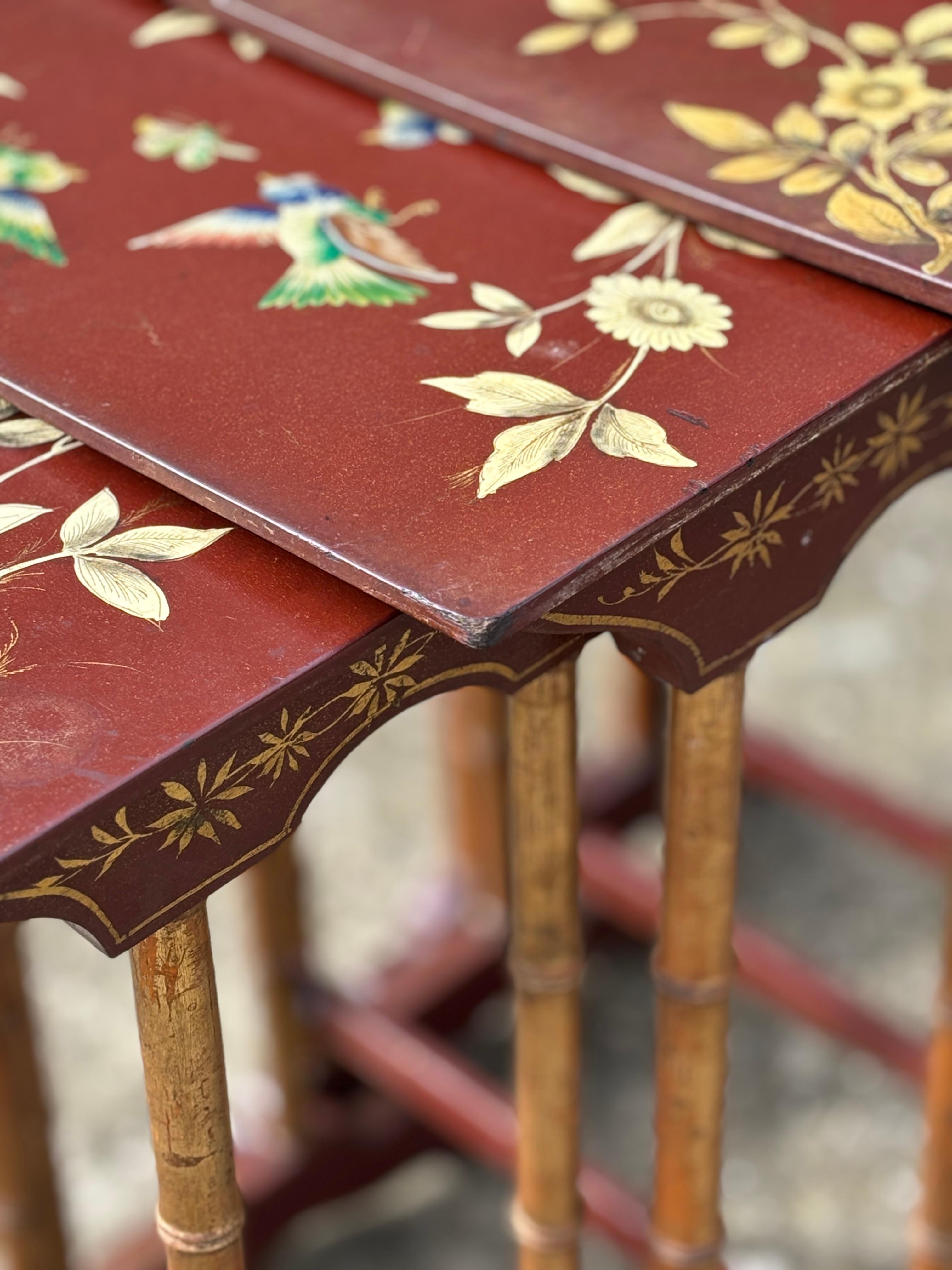 Bois Ensemble de quatre tables françaises peintes à la fleurs du 19ème siècle en vente