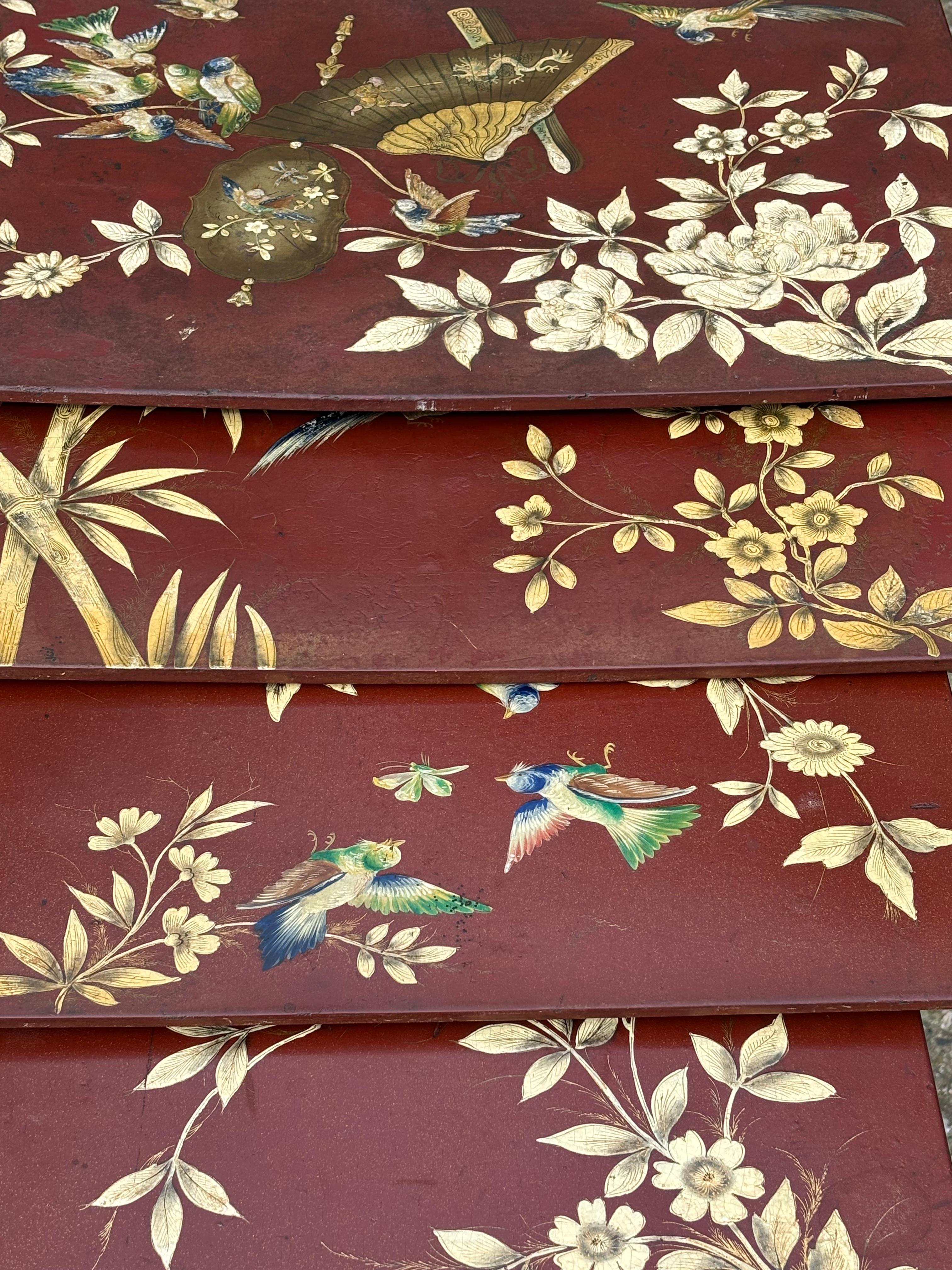 Ensemble de quatre tables françaises peintes à la fleurs du 19ème siècle en vente 1