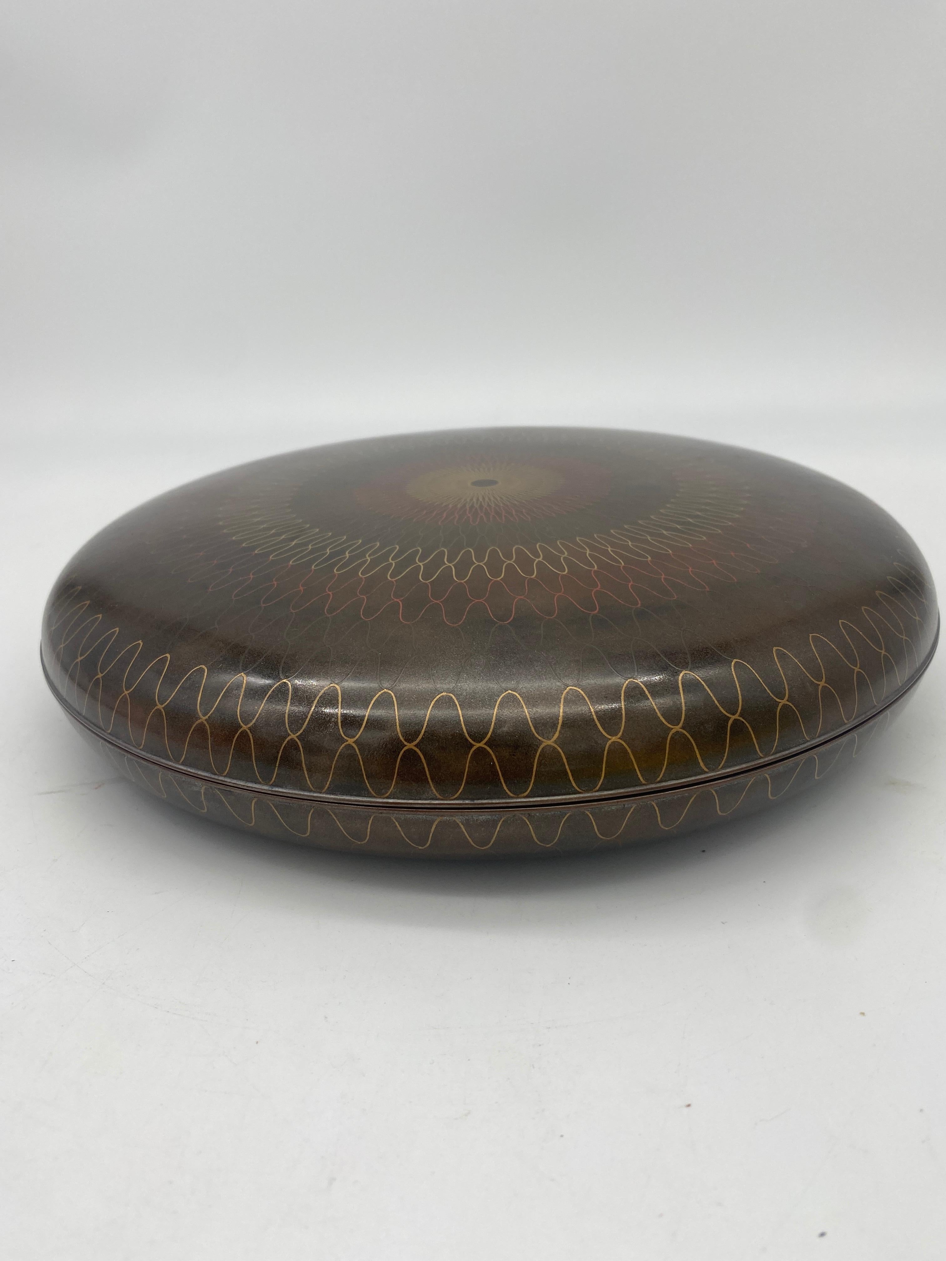 19th century a lacquer net-pattern box and cover, a very beautiful piece. See more pictures, measures: Diameter 25cm.