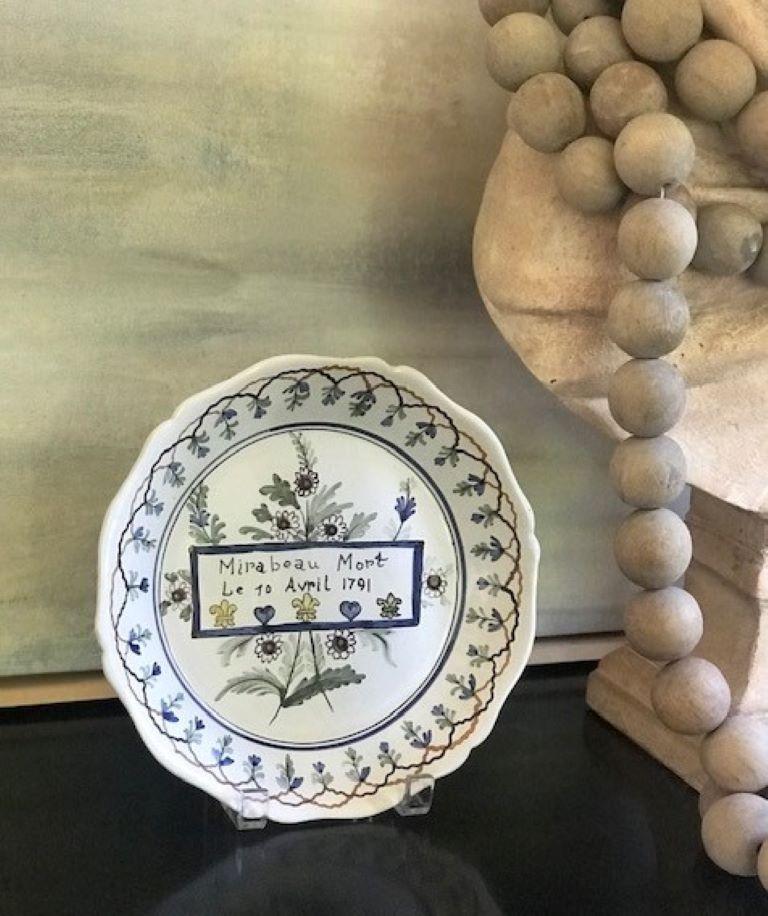 Céramique Assiette peinte à la main en faïence française de Nevers du XIXe siècle en vente