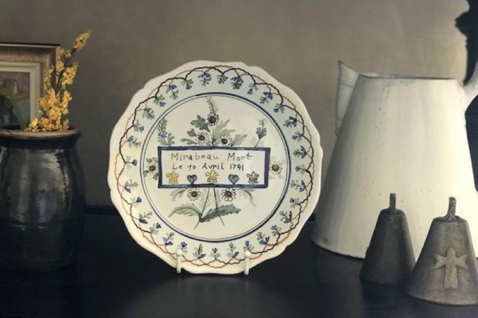 Assiette peinte à la main en faïence française de Nevers du XIXe siècle en vente 1