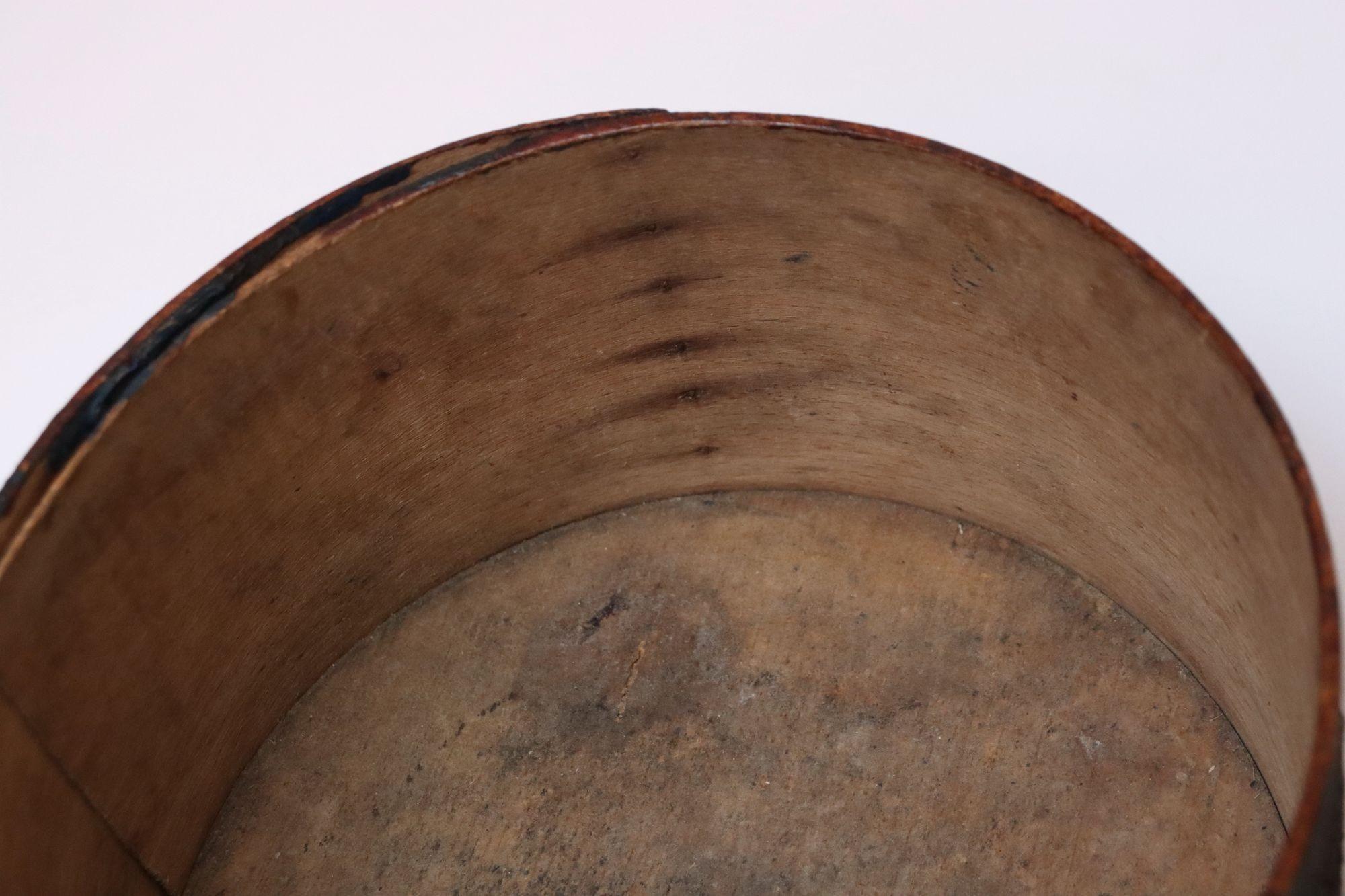 Boîte à provisions en bois courbé vert de la Nouvelle-Angleterre du XIXe siècle à texture craquelée en vente 3