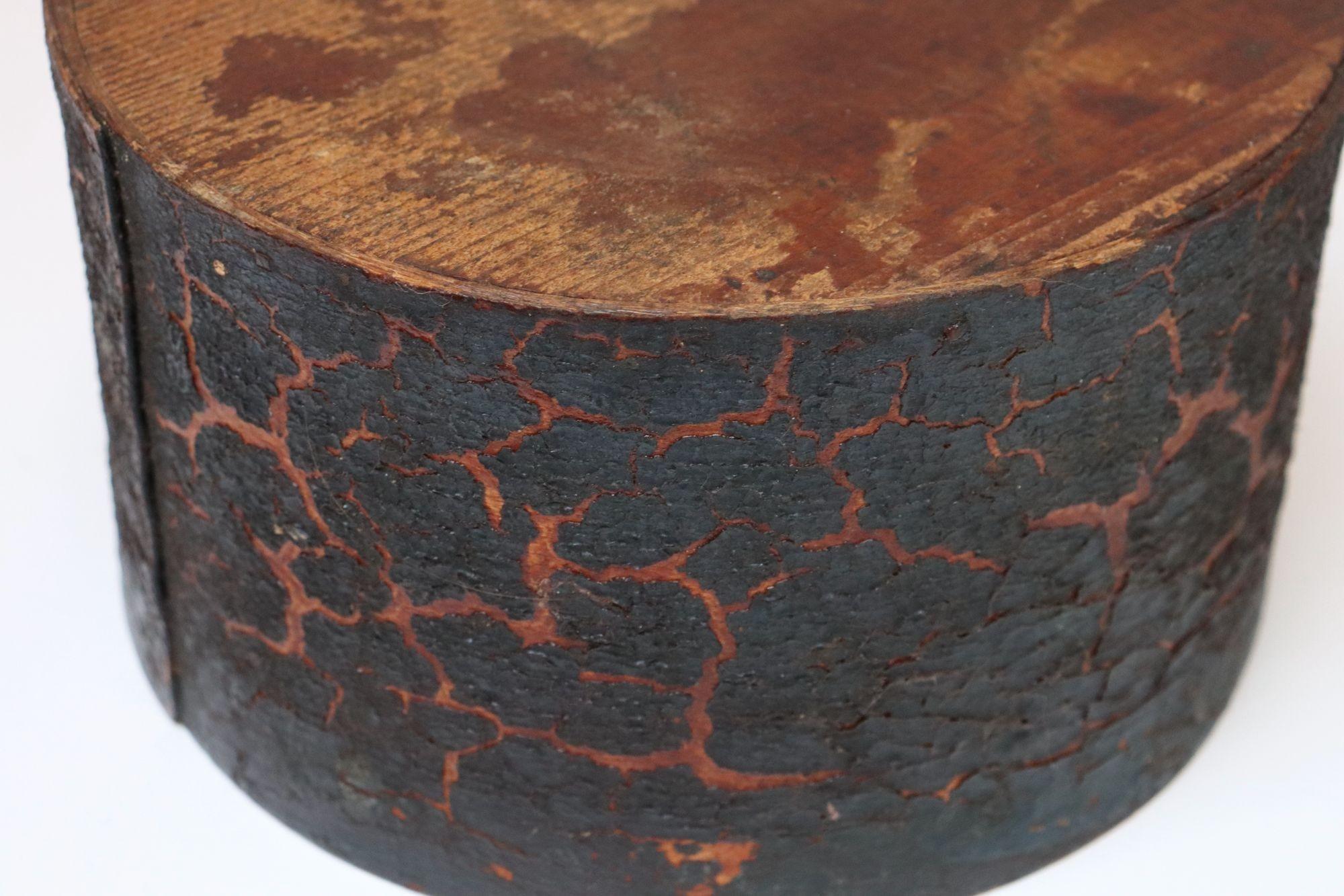 Caja para despensa de madera curvada verde de Nueva Inglaterra del siglo XIX con textura craquelada en venta 5