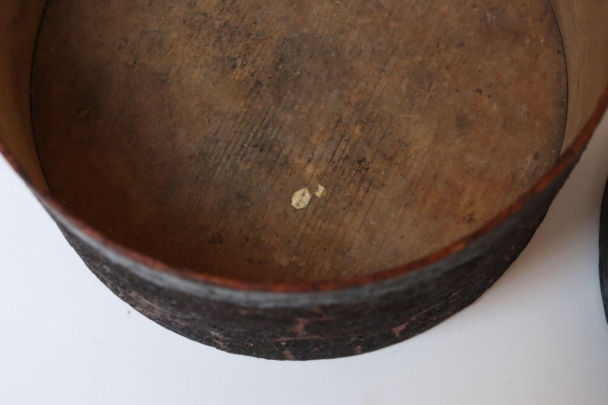 Caja para despensa de madera curvada verde de Nueva Inglaterra del siglo XIX con textura craquelada en venta 6