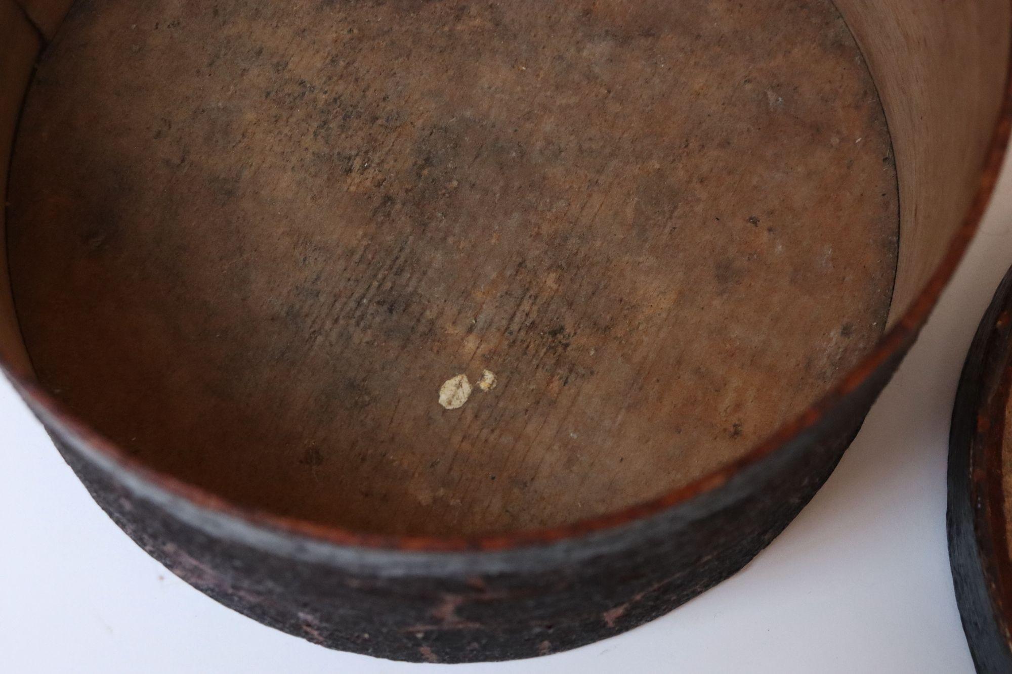 Caja para despensa de madera curvada verde de Nueva Inglaterra del siglo XIX con textura craquelada en venta 10