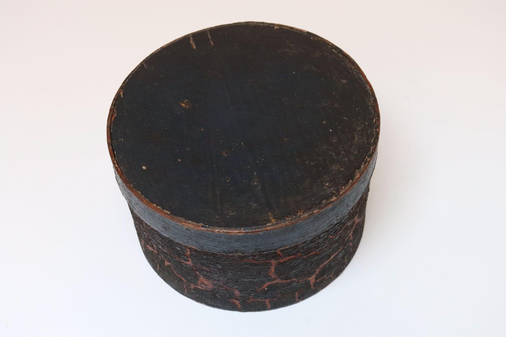 Caja despensera con tapa y superficie original pintada de color verde aguamarina intenso, oscurecida aún más por la pátina natural hasta parecer casi negra (Nueva Inglaterra, EE.UU., siglo XIX).
Los laterales vaporizados y de madera curvada se fijan