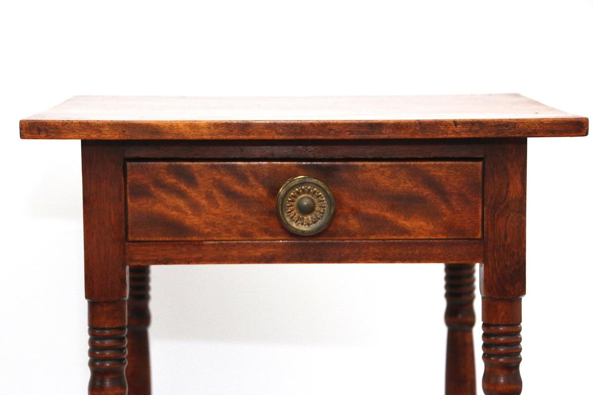 19th Century New England Sheraton Flame Birch One-Drawer Stand In Excellent Condition For Sale In Woodbury, CT