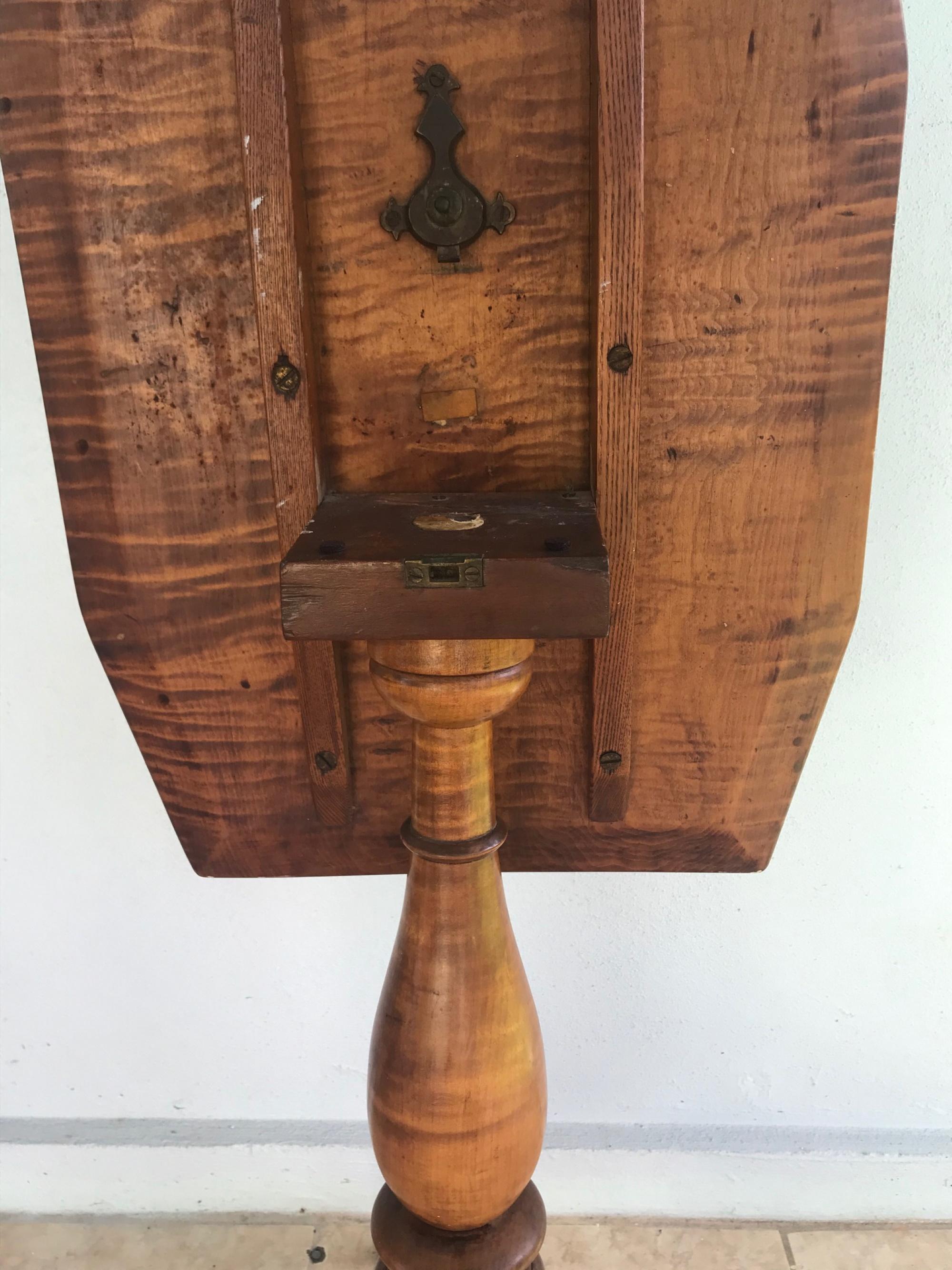 19. Jahrhundert Neuengland Dreibein-Tisch mit Klappdeckel im Angebot 4