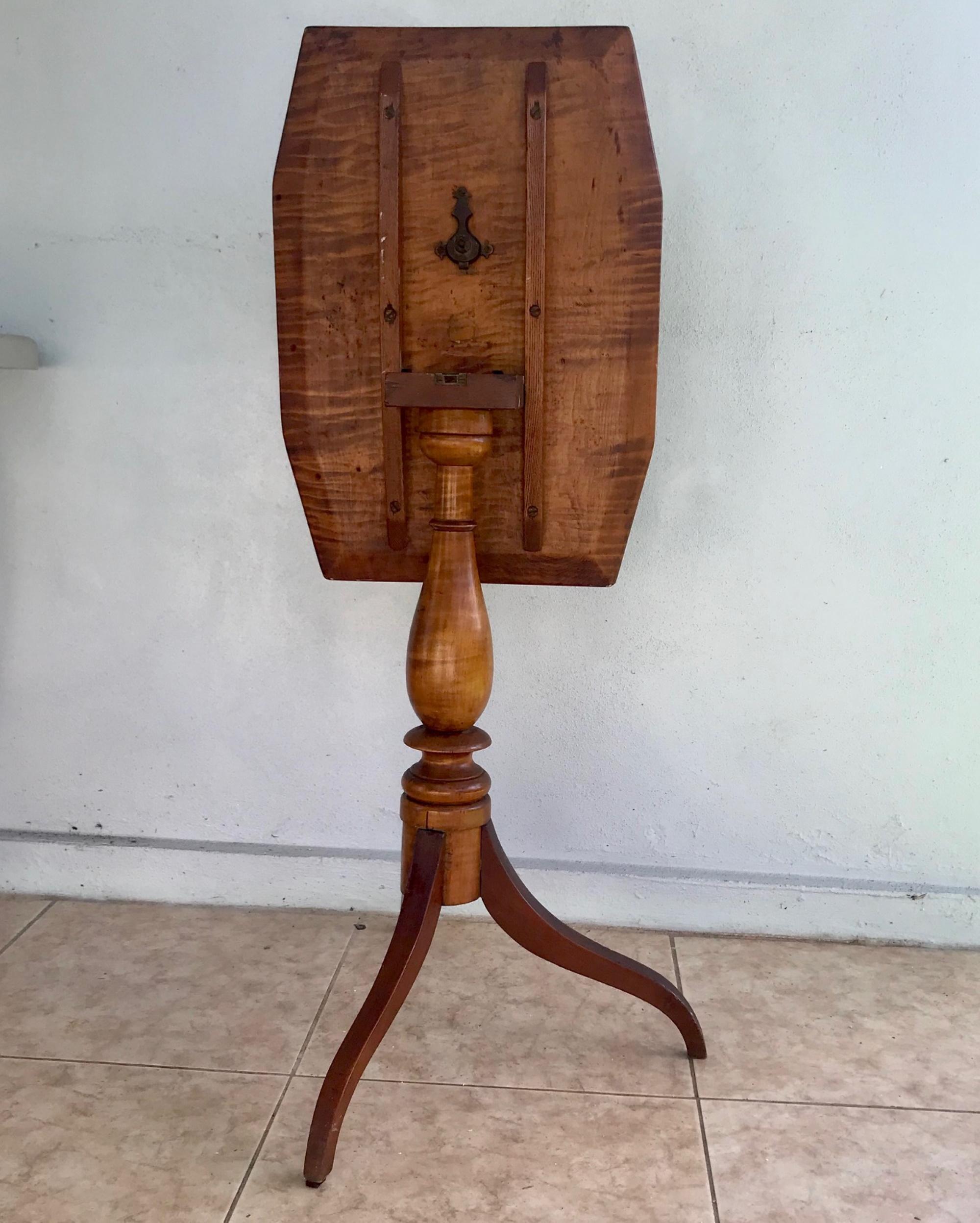 19. Jahrhundert Neuengland Dreibein-Tisch mit Klappdeckel im Angebot 5