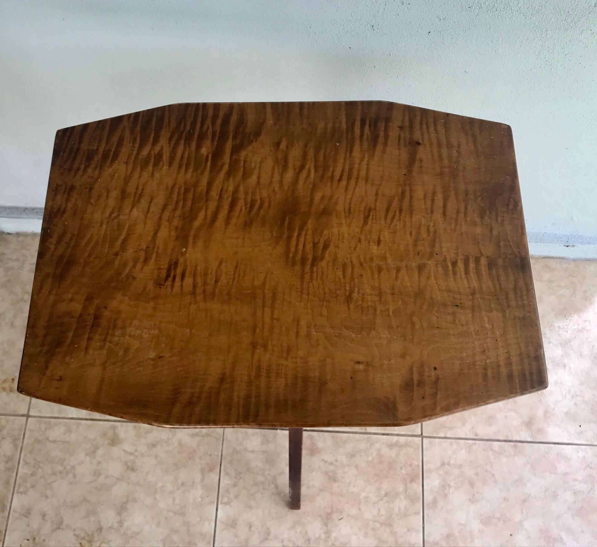 Fédéral Table tripode à plateau basculant de la Nouvelle-Angleterre du 19e siècle en vente