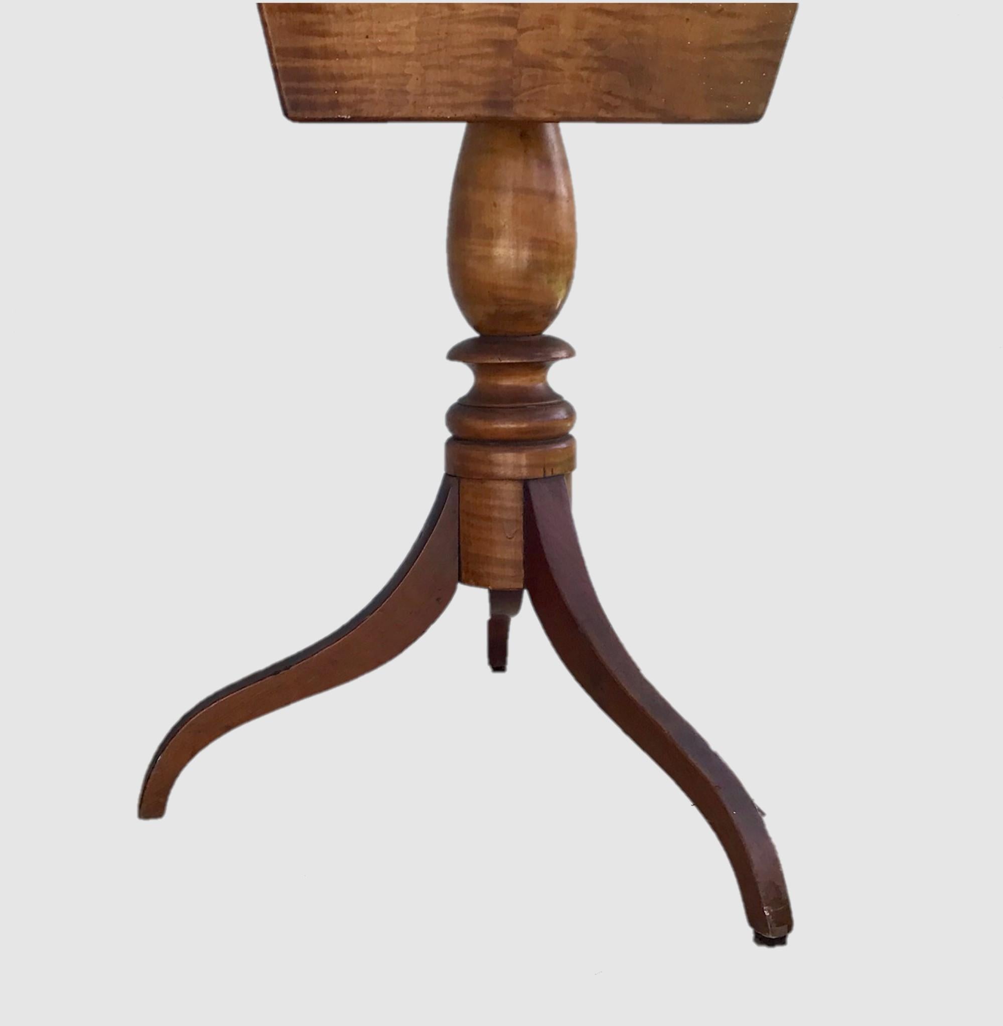 19. Jahrhundert Neuengland Dreibein-Tisch mit Klappdeckel (amerikanisch) im Angebot