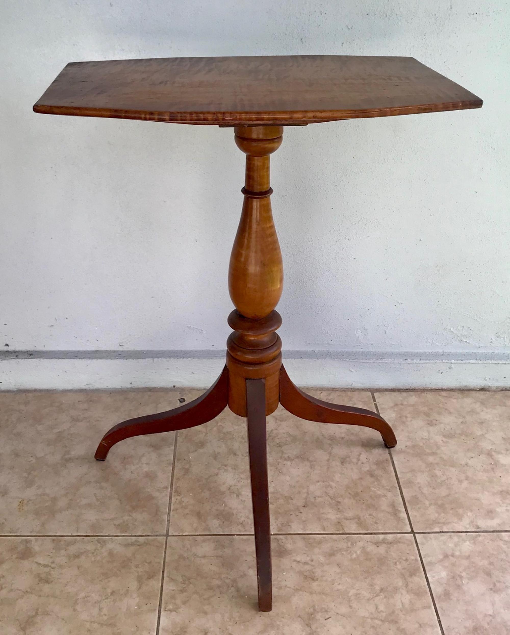 19. Jahrhundert Neuengland Dreibein-Tisch mit Klappdeckel (Holzarbeit) im Angebot