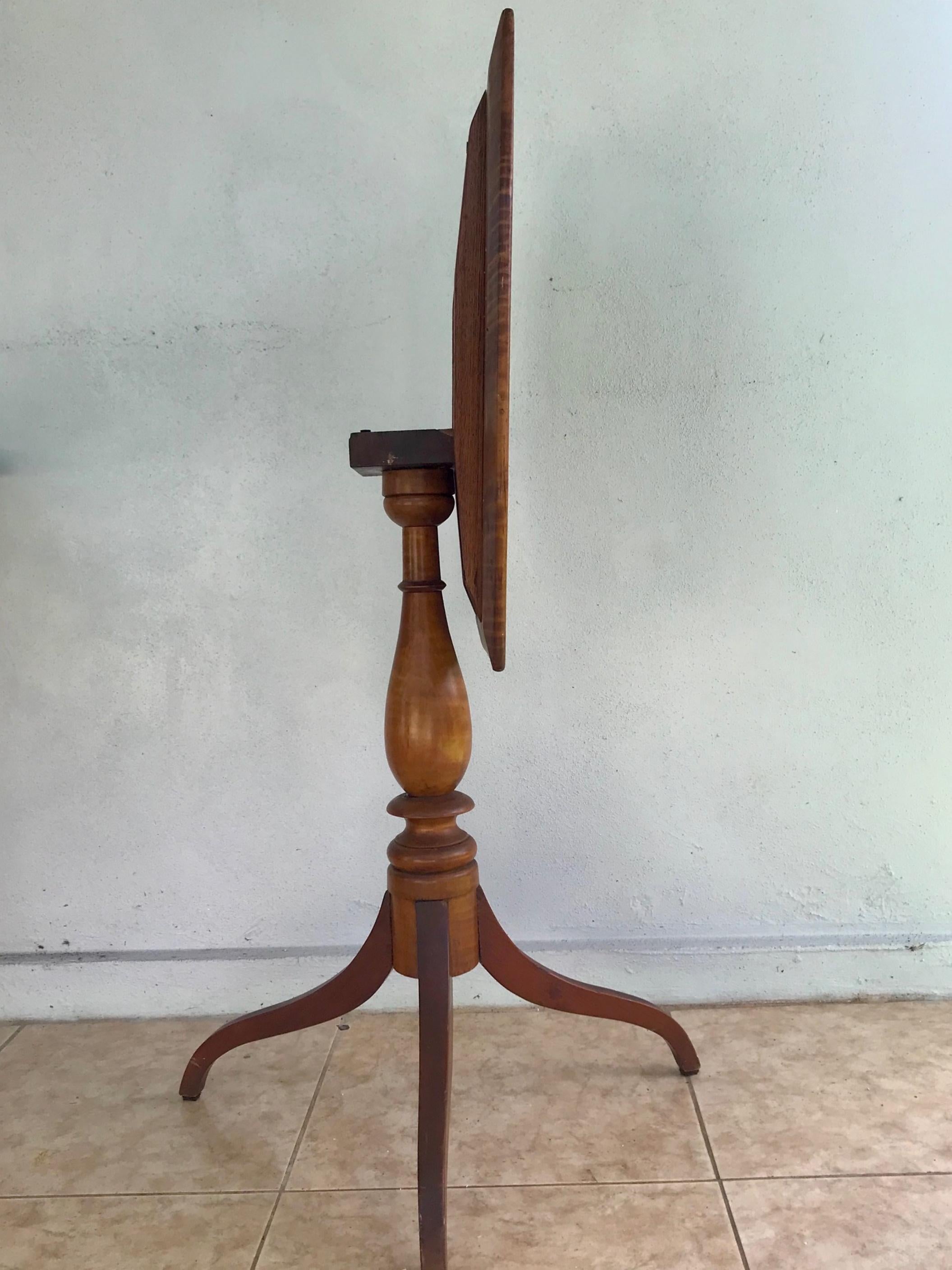 19. Jahrhundert Neuengland Dreibein-Tisch mit Klappdeckel im Zustand „Gut“ im Angebot in Vero Beach, FL