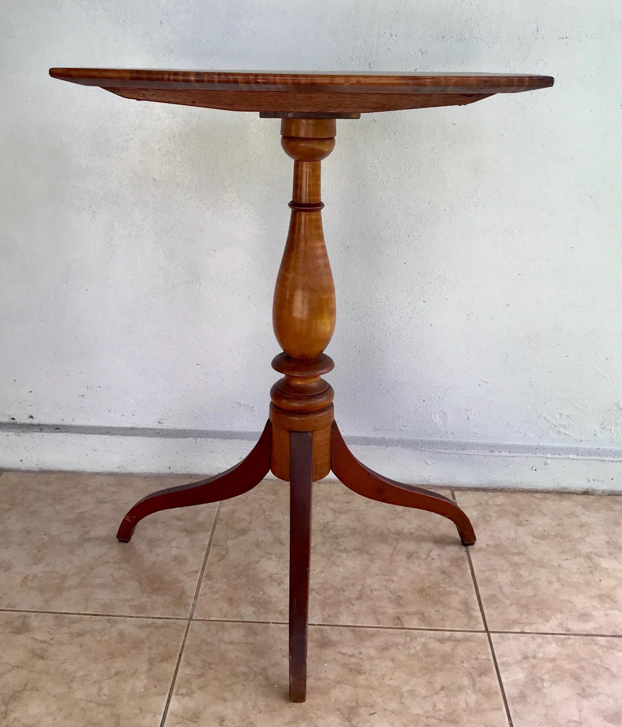 19. Jahrhundert Neuengland Dreibein-Tisch mit Klappdeckel (Ahornholz) im Angebot