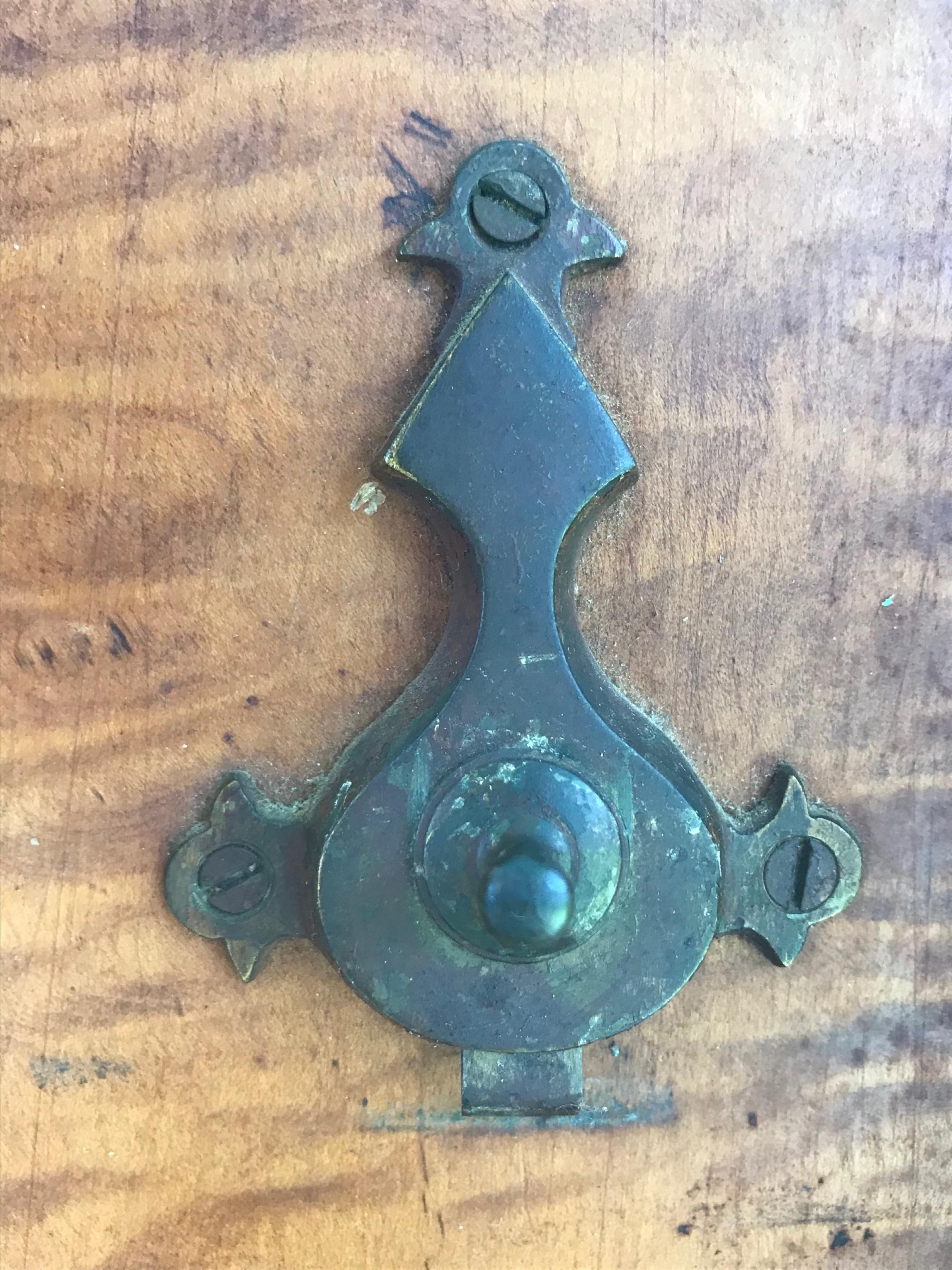 19. Jahrhundert Neuengland Dreibein-Tisch mit Klappdeckel im Angebot 1