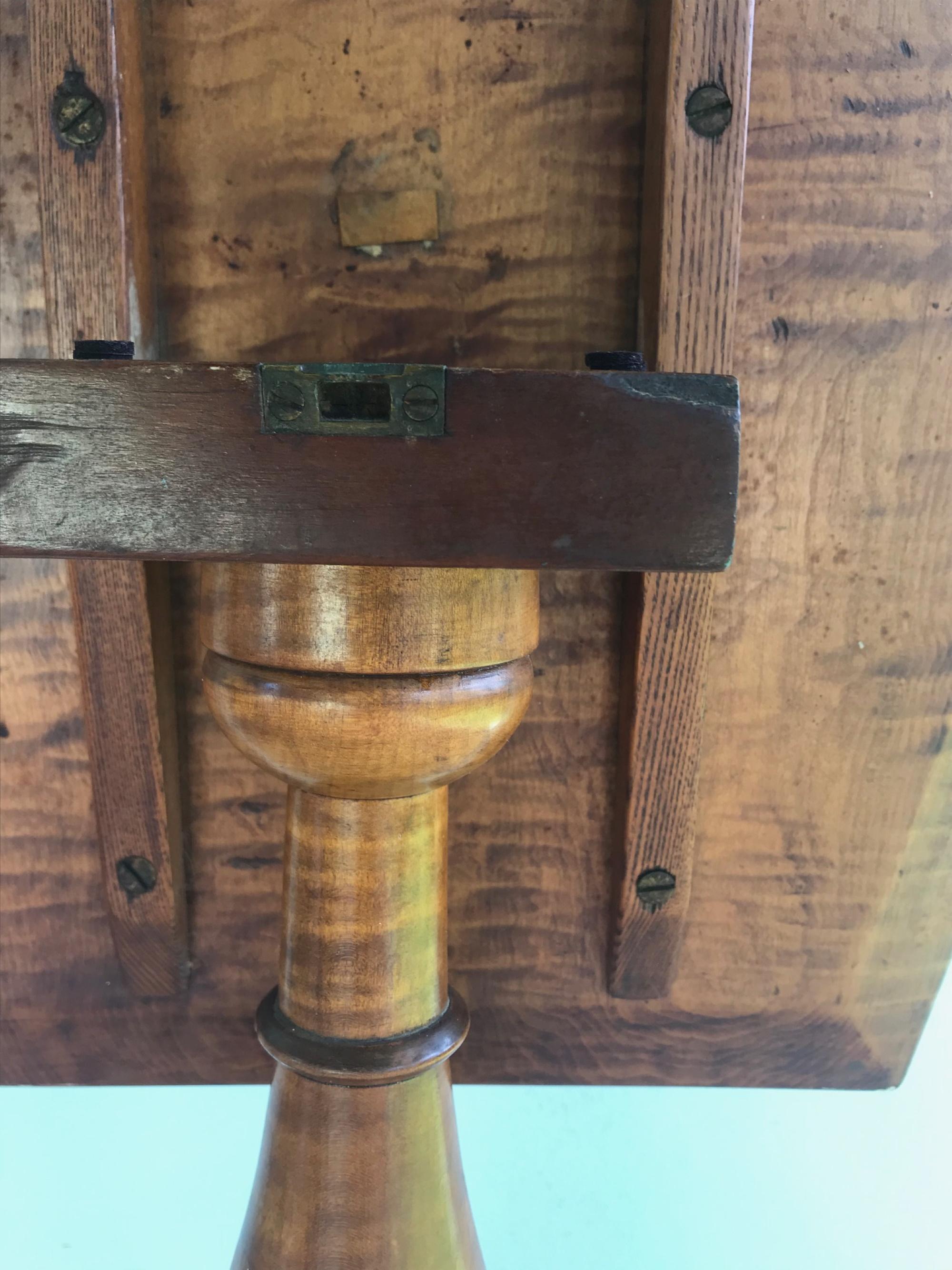 19. Jahrhundert Neuengland Dreibein-Tisch mit Klappdeckel im Angebot 2