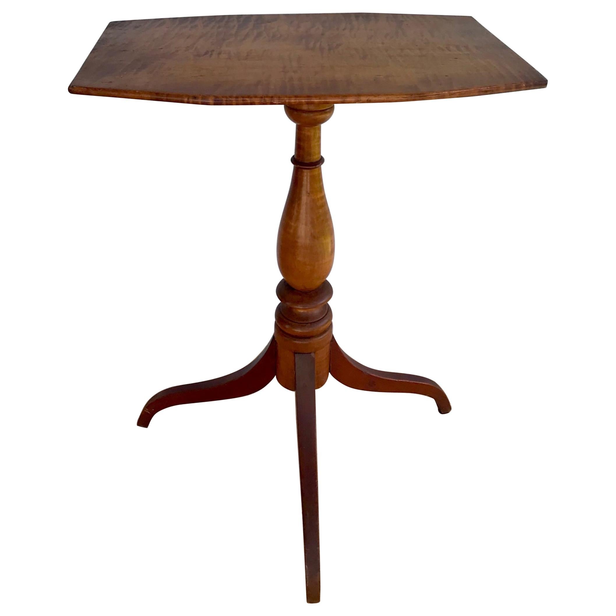 19. Jahrhundert Neuengland Dreibein-Tisch mit Klappdeckel im Angebot