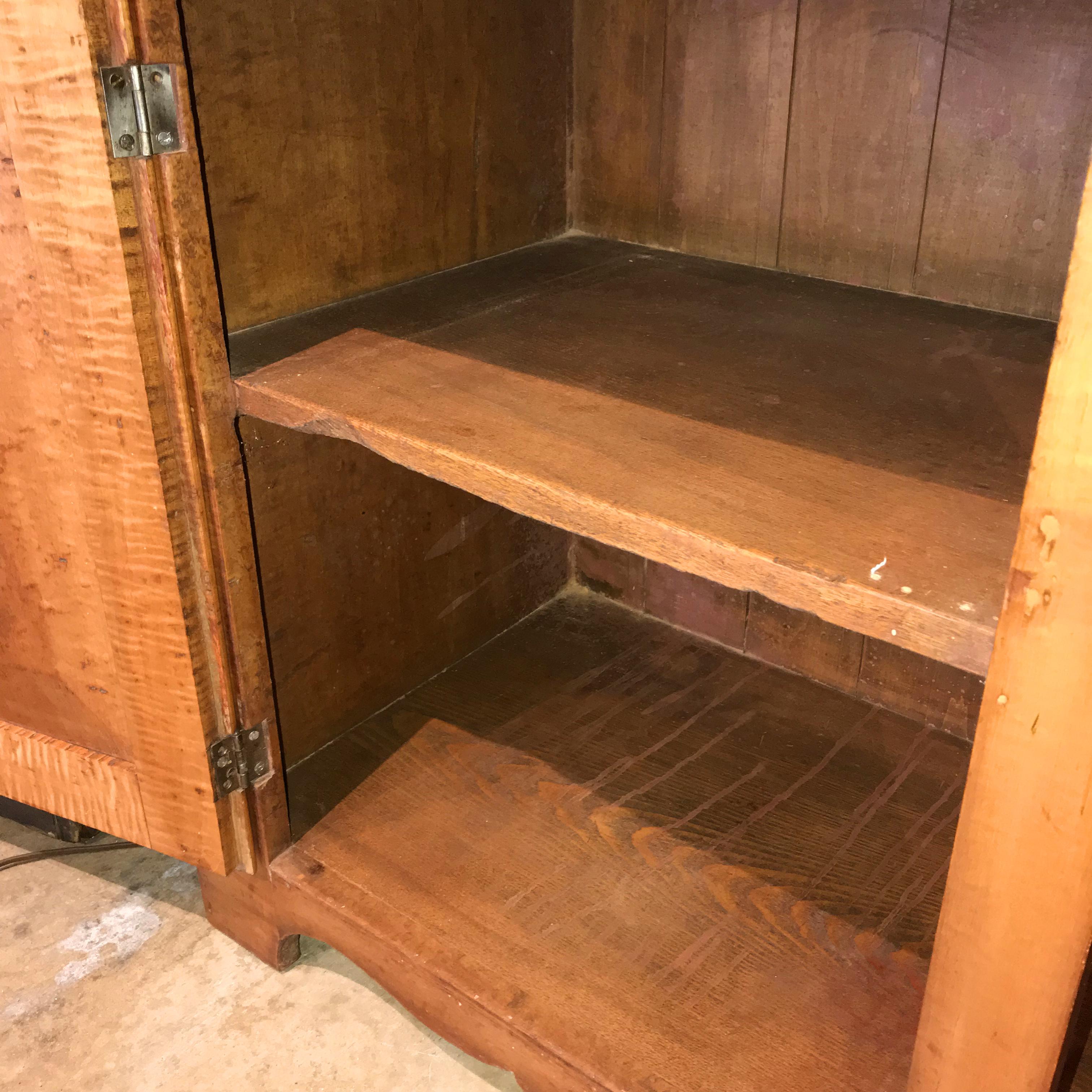 19th Century New England Two Part Tiger Maple Cupboard or Hutch In Good Condition In Milford, NH