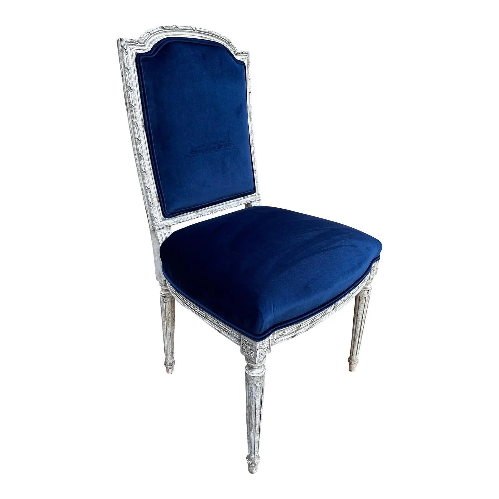 Questa splendida coppia di sedie francesi dell'inizio del XX secolo è stata recentemente rifatta con un nuovo tessuto! La cornice è un pezzo d'antiquariato originale, con una finitura bianca e un bellissimo dettaglio intagliato a mano. Il disegno