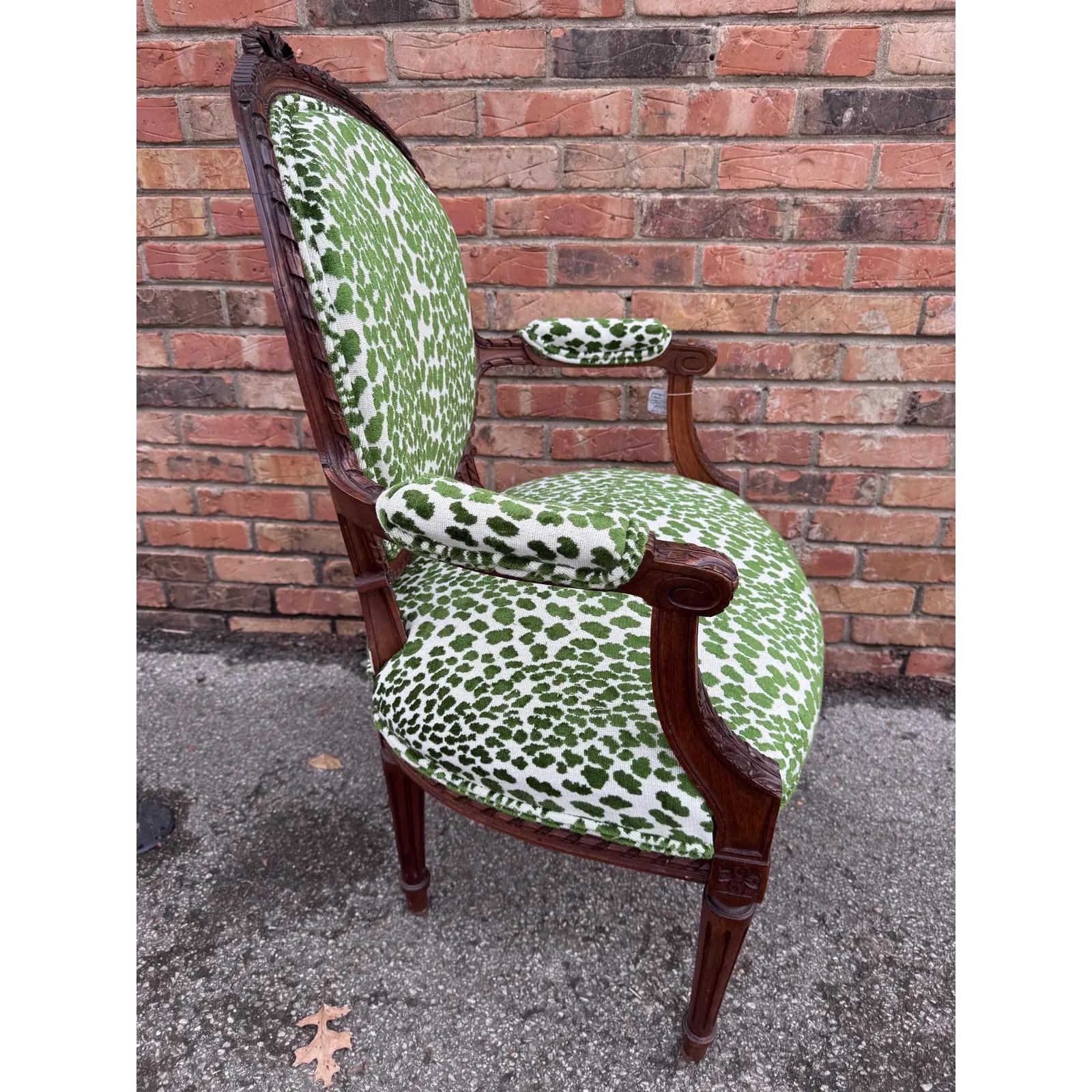 Nous avons récemment fait retapisser cette chaise française datant de 1880. Je suis stupéfaite de voir à quel point un tissu contemporain peut transformer un cadre de chaise ancien. Cette chaise a été réalisée en tissu de velours coupé vert et blanc