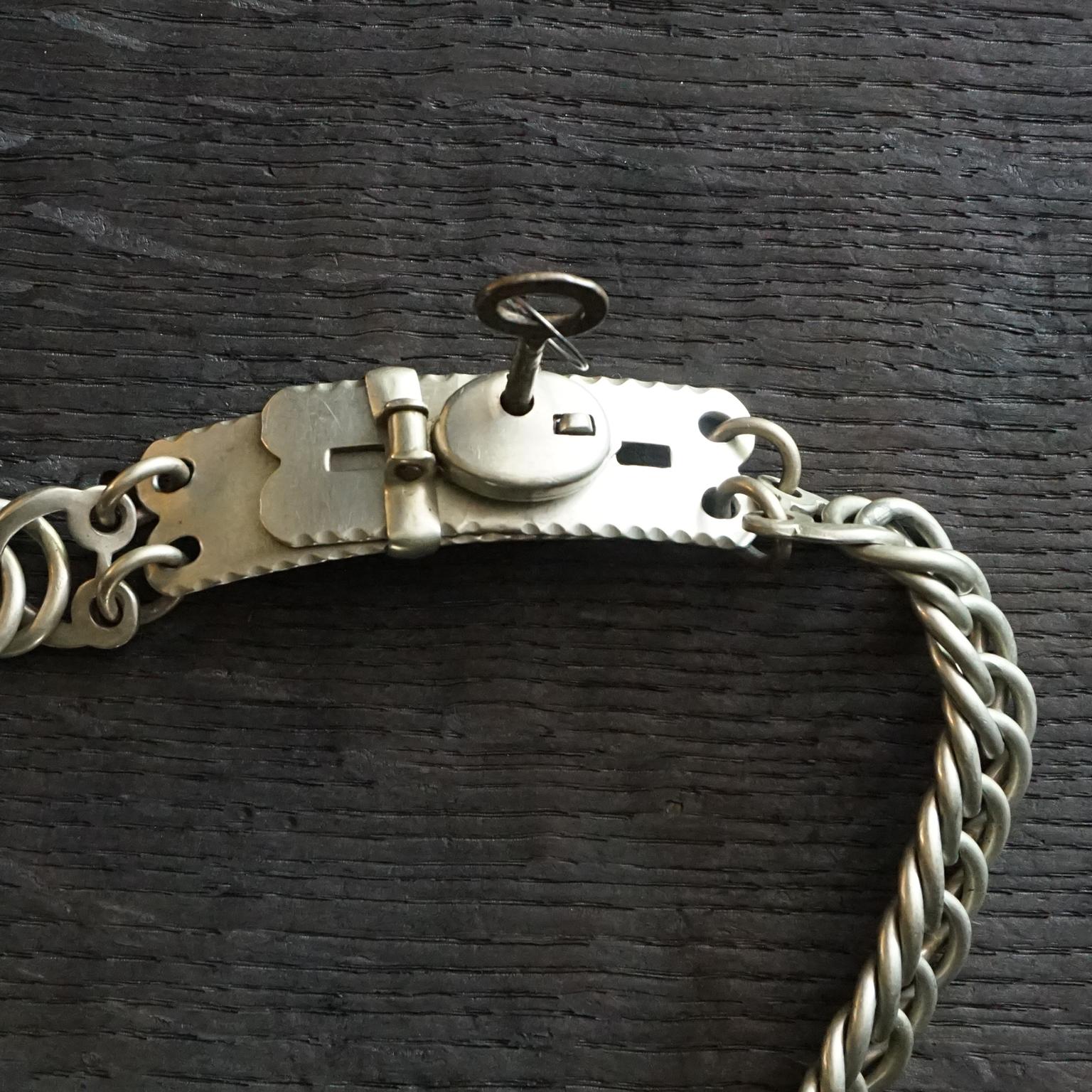 19th Century Nickel Silver French Adjustable Linked Dog Collar with Lock and Key In Good Condition In Haarlem, NL