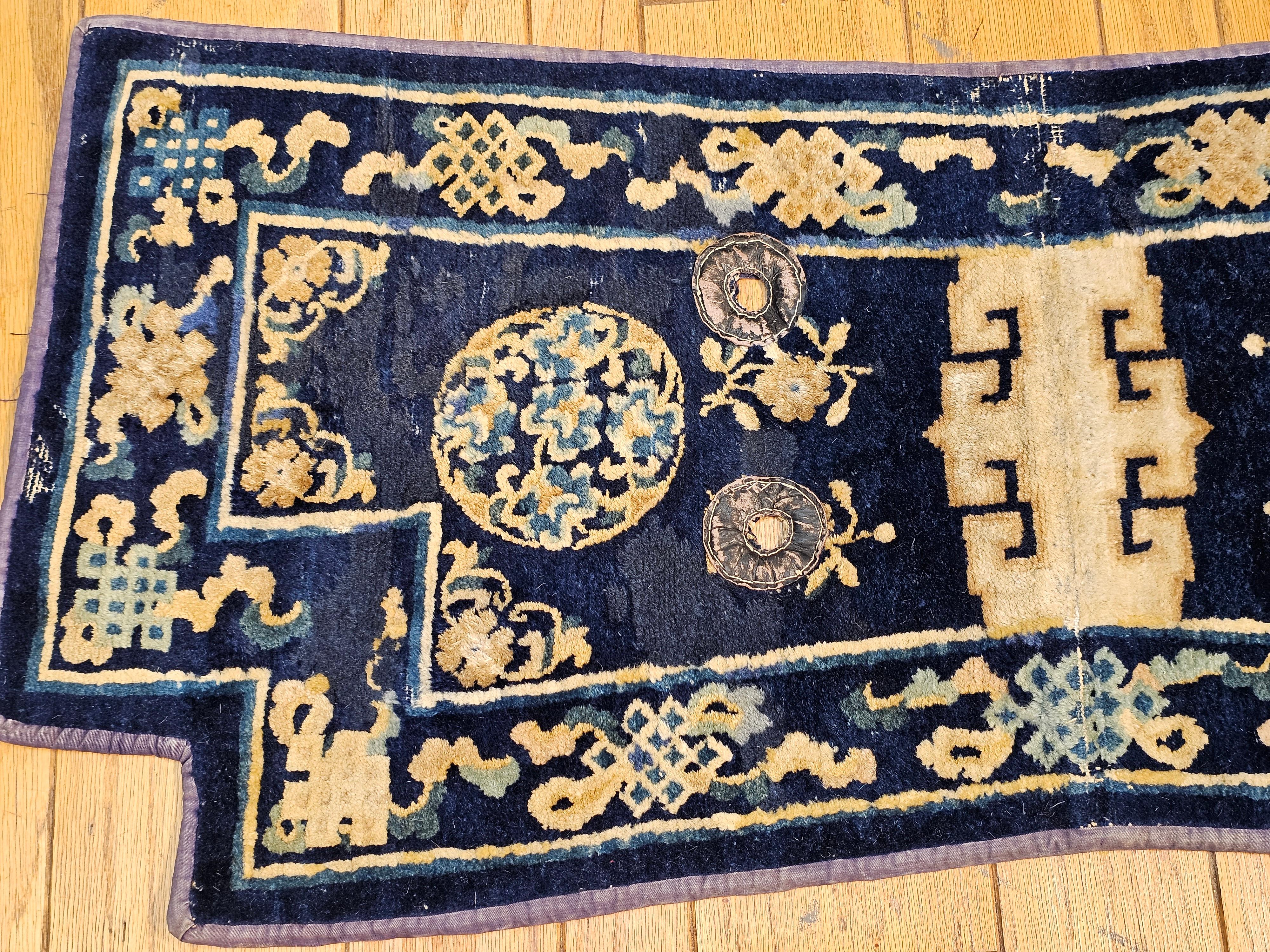 Manta tibetana del siglo XIX con símbolos auspiciosos en azul marino, azul y marfil Lana en venta