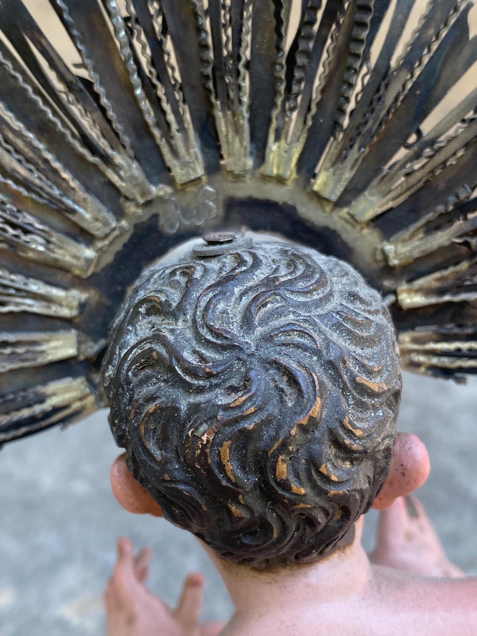 Nino del XIX secolo con gloria intricata in metallo in vendita 6