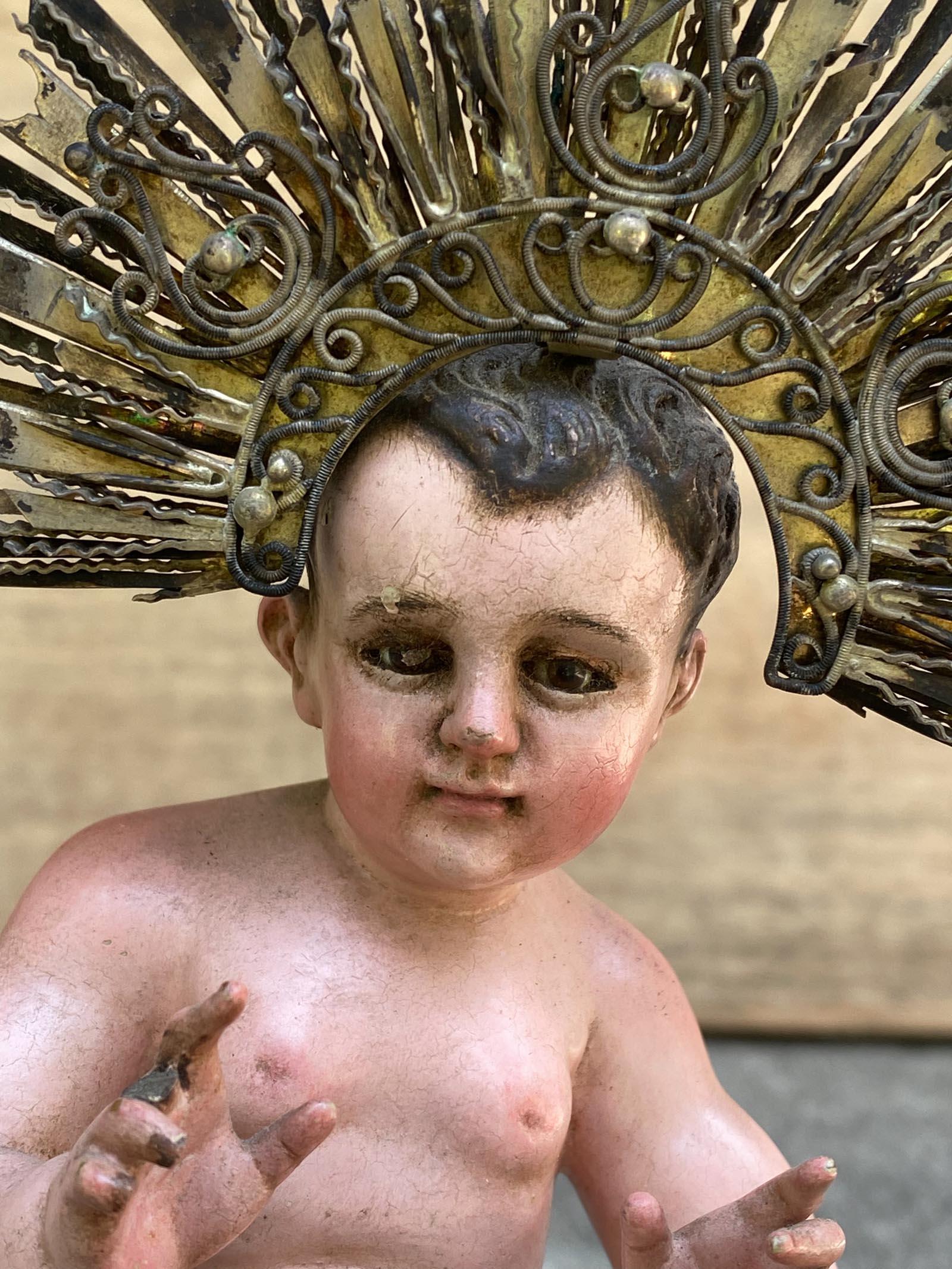 Nino del XIX secolo con gloria intricata in metallo in vendita 3