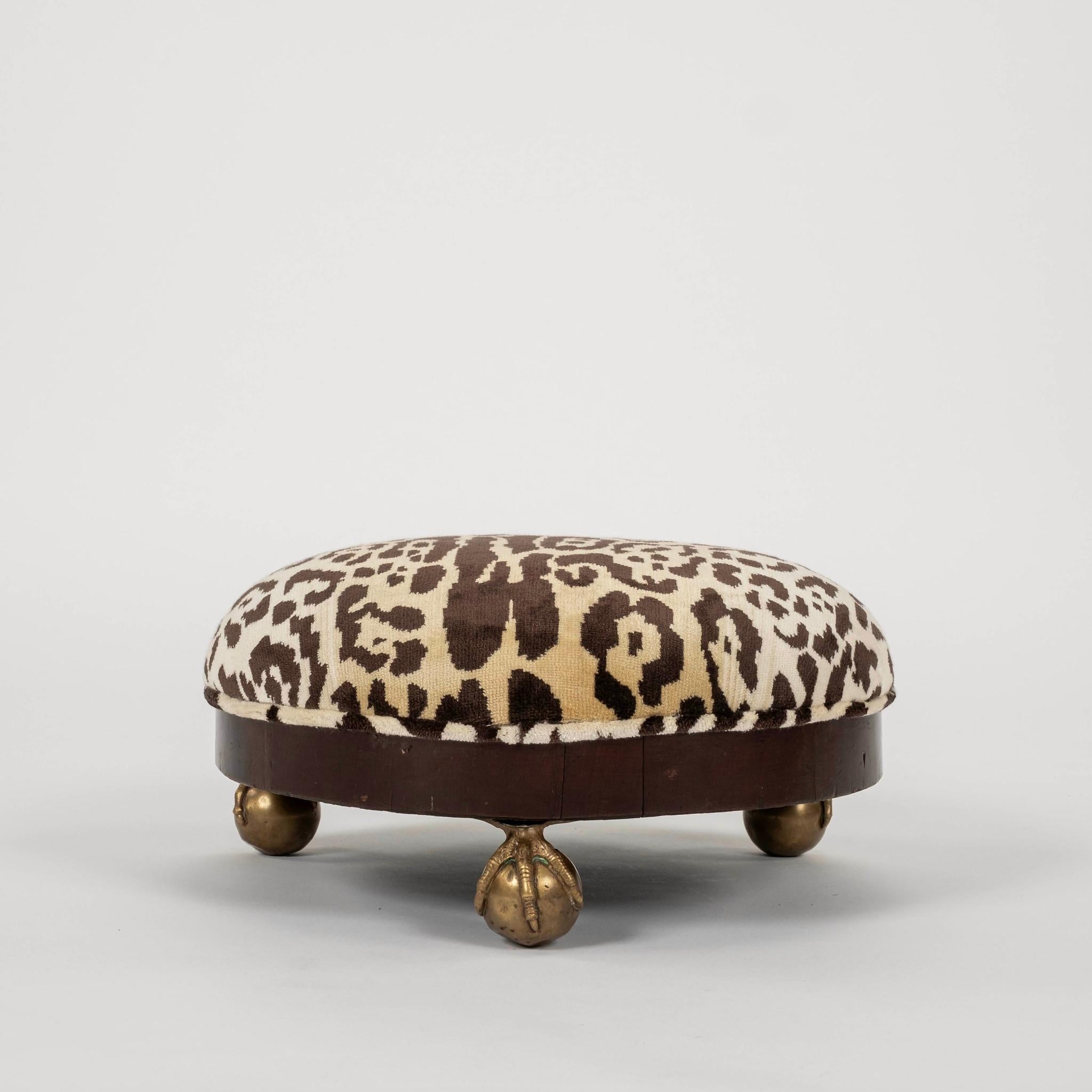 Reposapiés de madera del siglo XIX con patas de bola y garra de bronce y nuevo tapizado de terciopelo de leopardo Nobilis.
