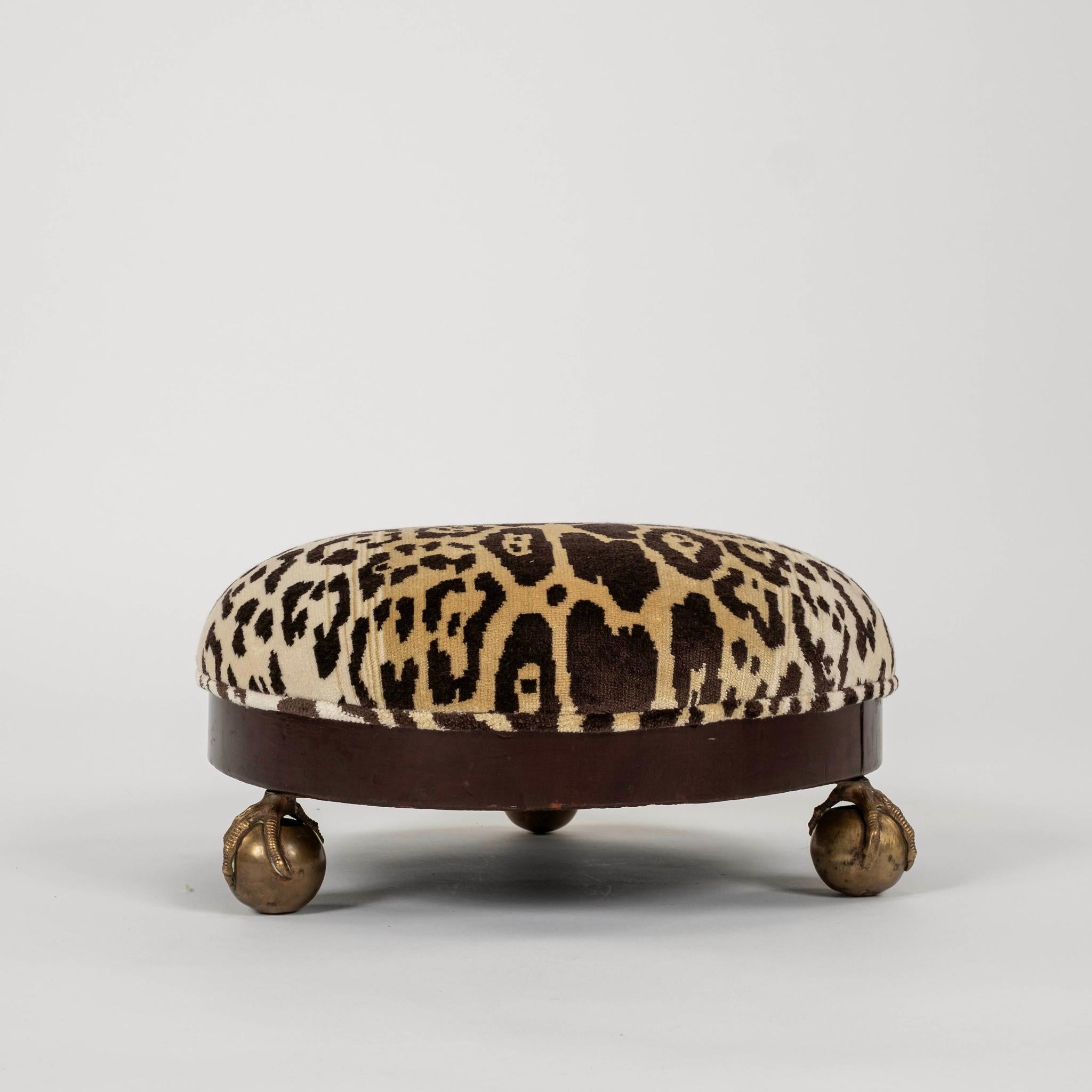 Reposapiés de terciopelo de leopardo Nobilis del siglo XIX Bronce en venta