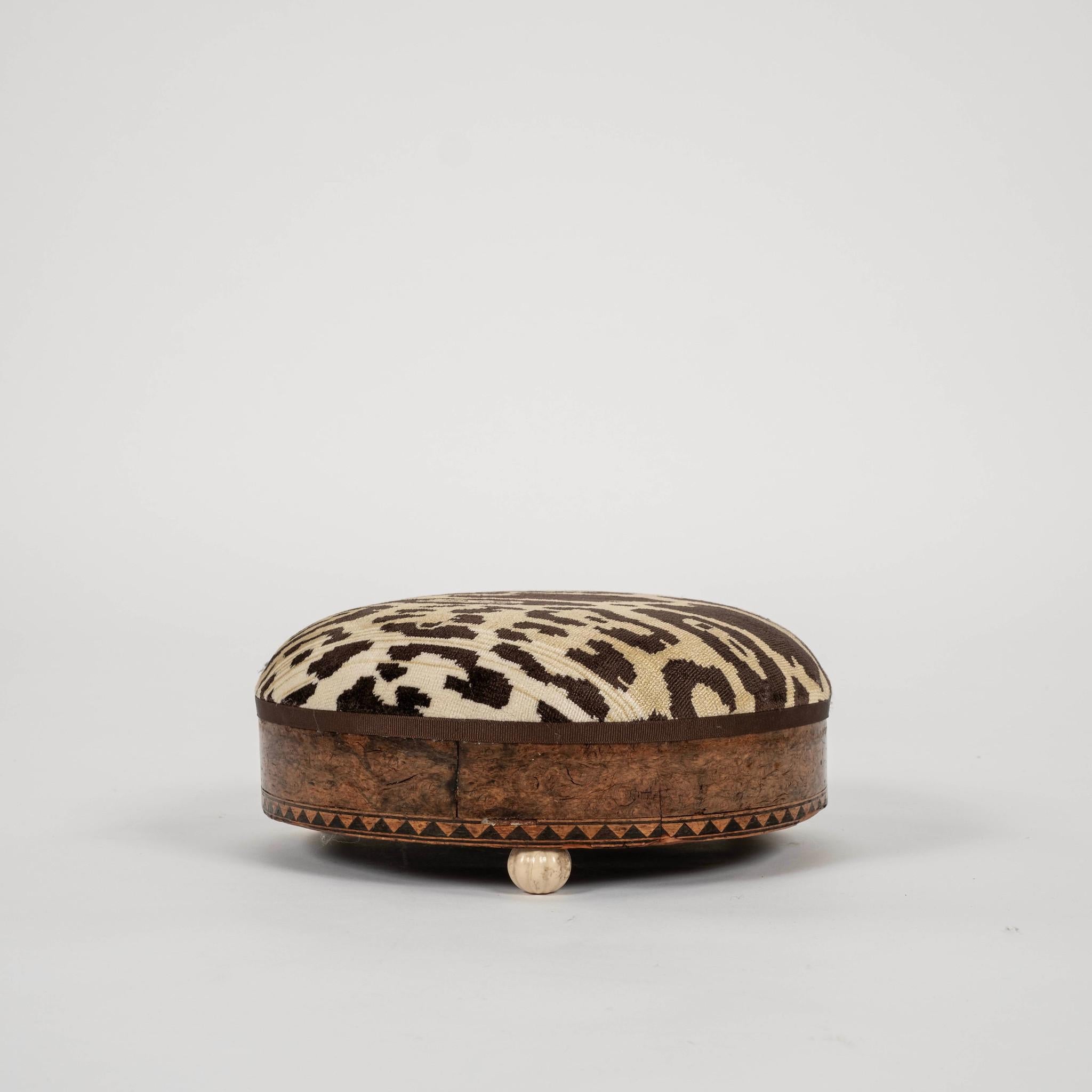 Victorien Tabouret rond en velours léopard du XIXe siècle Nobilis en vente