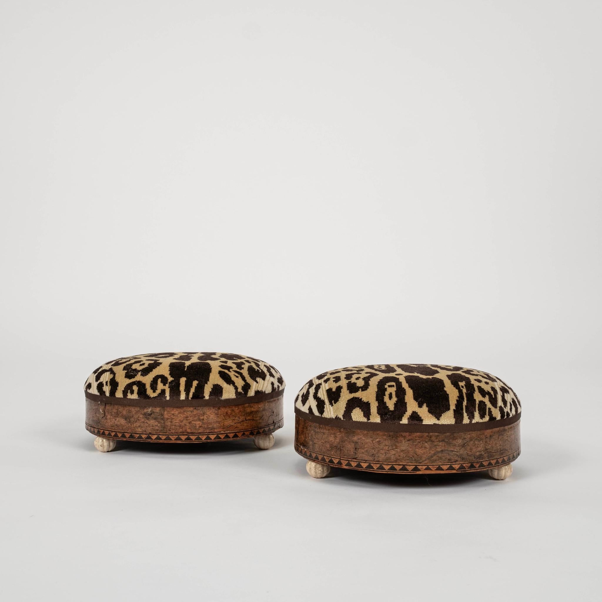 Tabouret rond en velours léopard du XIXe siècle Nobilis Bon état - En vente à Houston, TX