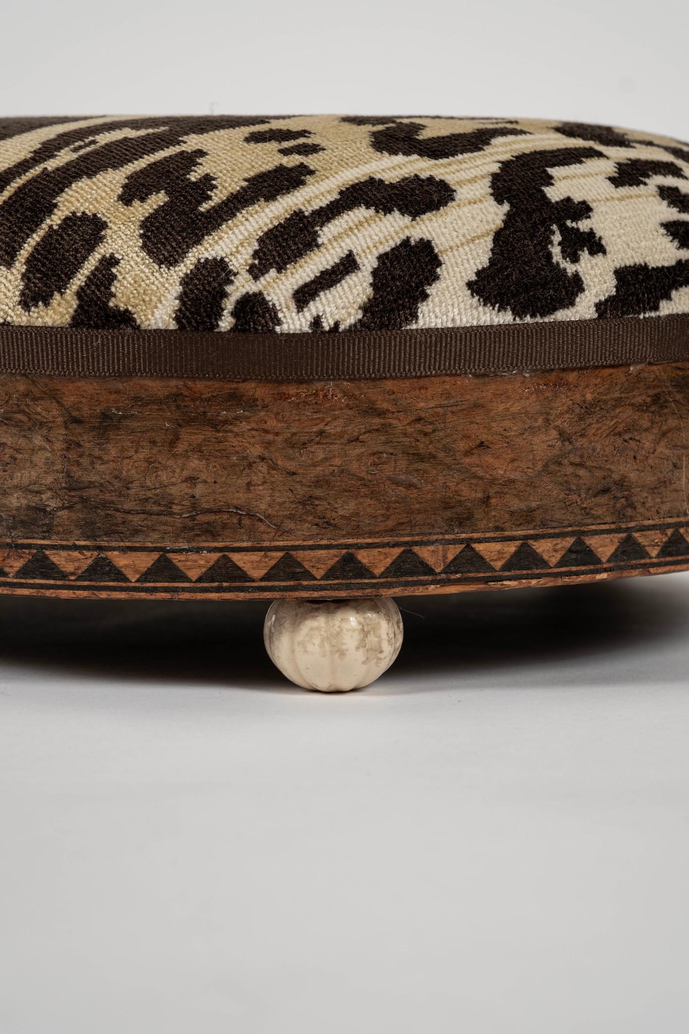 Velours Tabouret rond en velours léopard du XIXe siècle Nobilis en vente