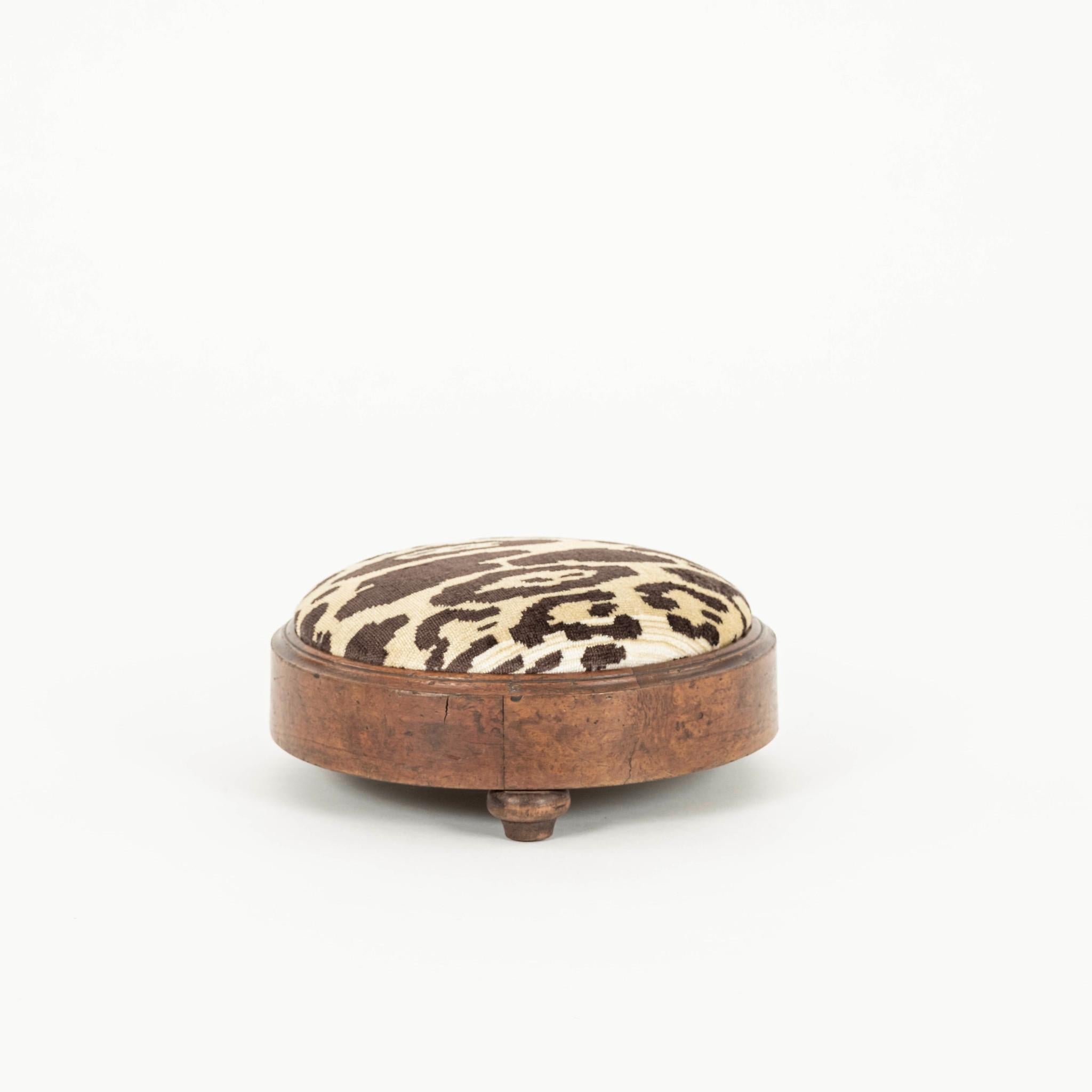 Nobilis Velours-Fußhocker mit Leopardenmotiv aus dem 19. Jahrhundert (Furnier) im Angebot