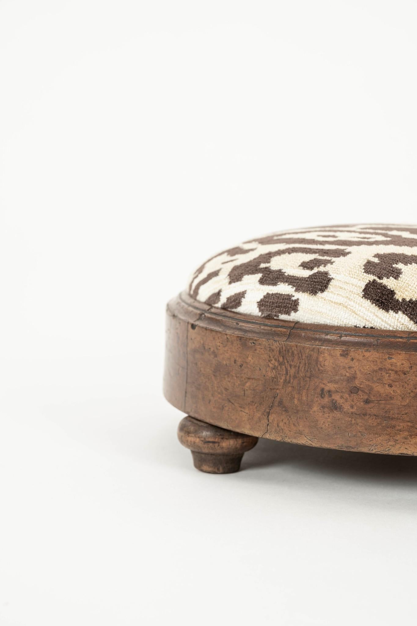 19th Century Nobilis Velours Leopard Footstool In Good Condition For Sale In Houston, TX