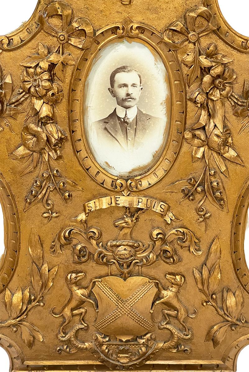 19th Century Noble Gilt wooden Family photo Frame, American History

A gilded wooden family portrait frame with the Calhoun/Colquhoun family coat of arms. This portrait frame probably ended up in the Netherlands through the marriage of the American