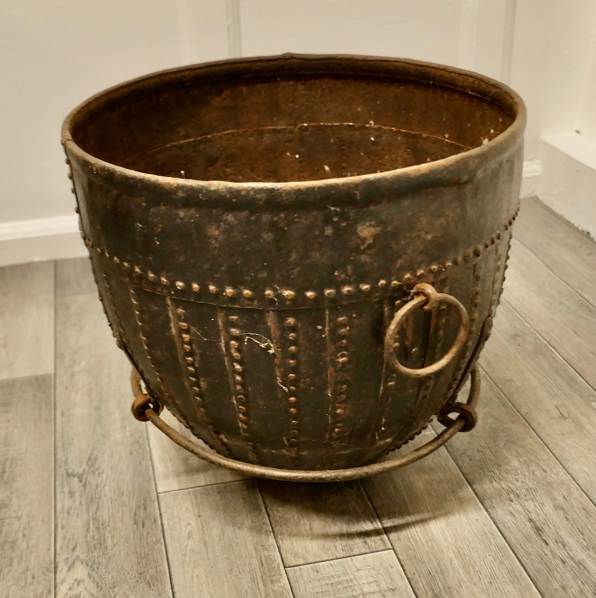 Brutalismo Pentola da cucina nordafricana del XIX secolo, cesto di tronchi brutalista in vendita
