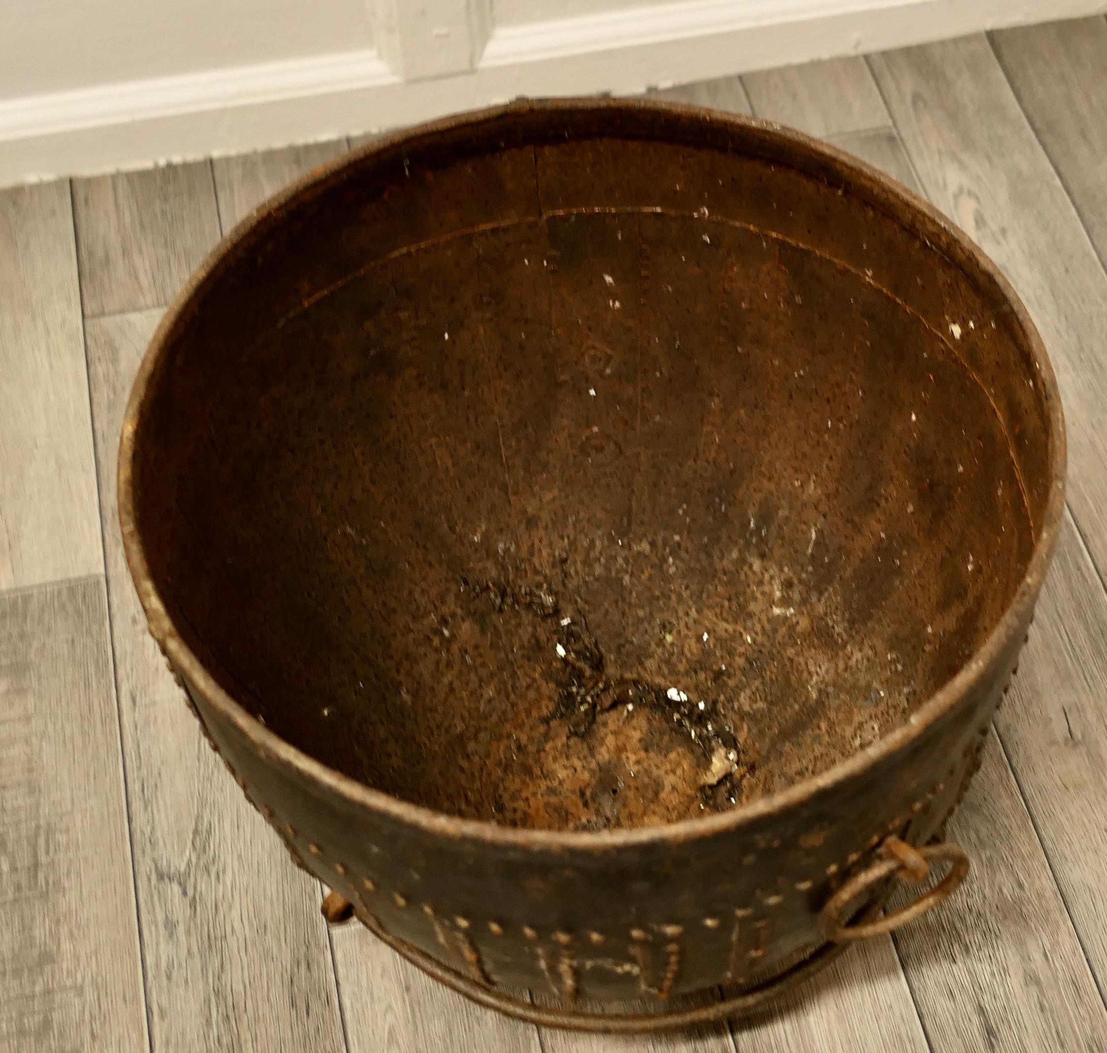 Ferro Pentola da cucina nordafricana del XIX secolo, cesto di tronchi brutalista in vendita
