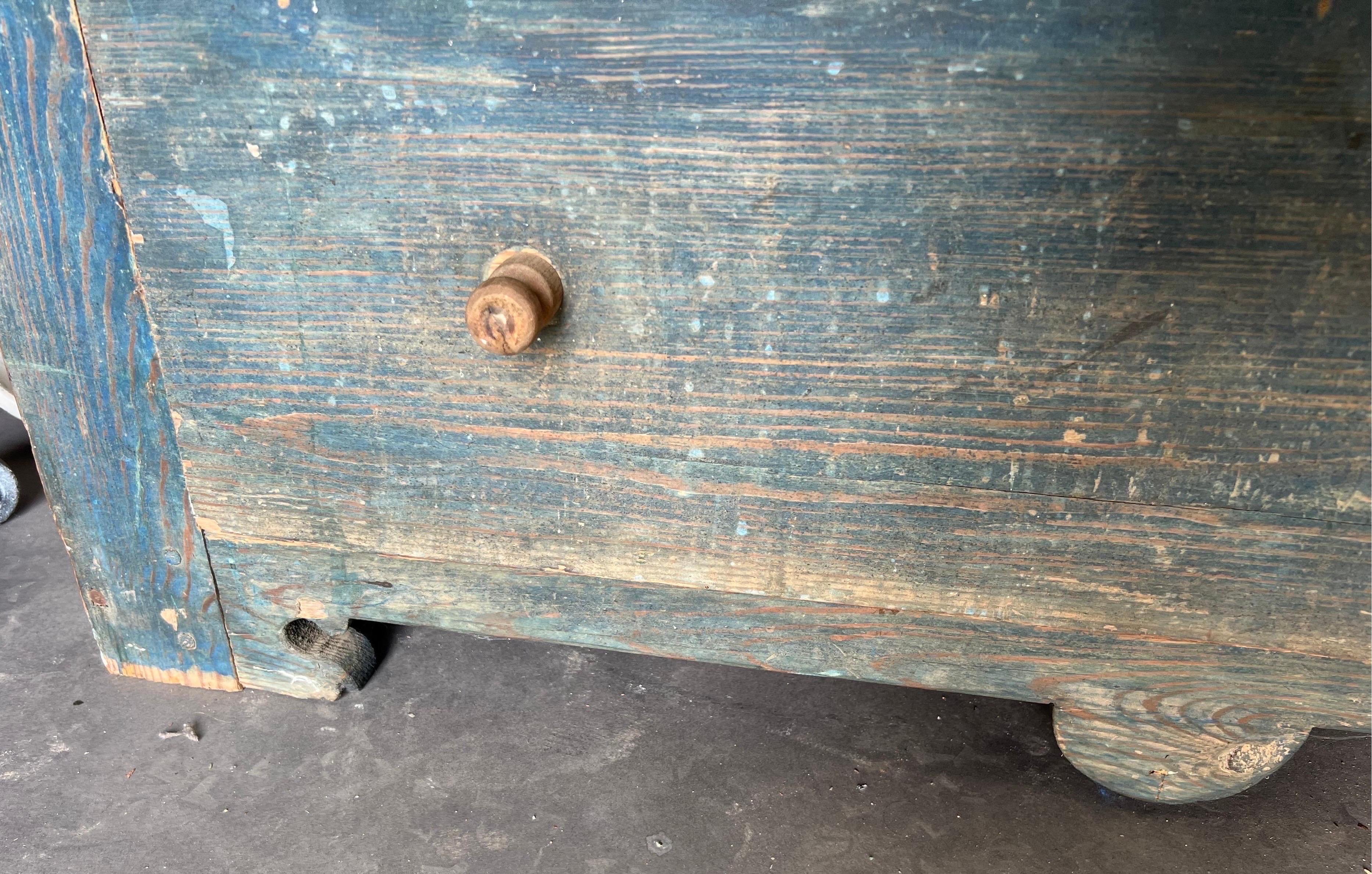 19th Century North Carolina Yellow Pine Press with Drawer in Original Surface For Sale 9