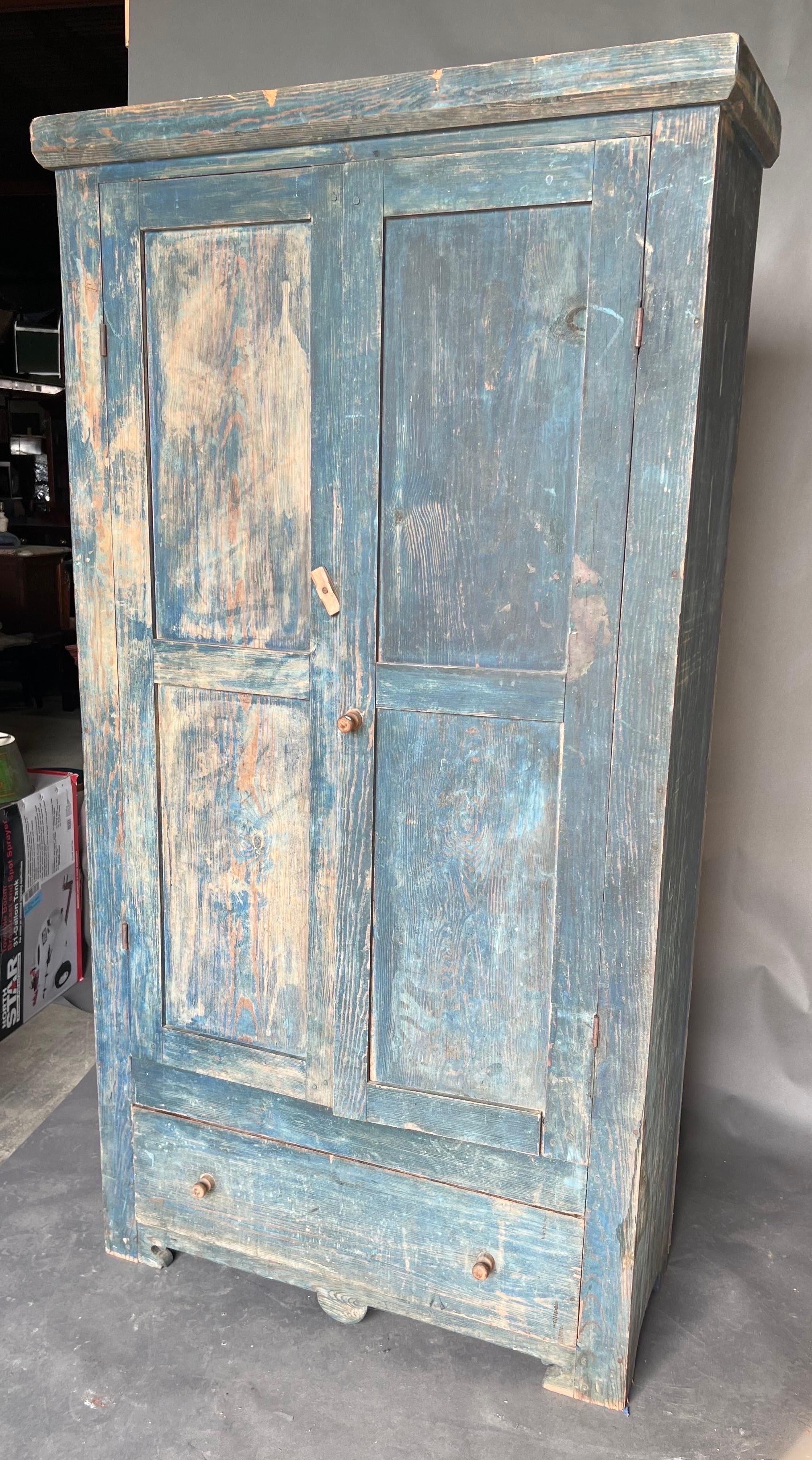 American 19th Century North Carolina Yellow Pine Press with Drawer in Original Surface For Sale