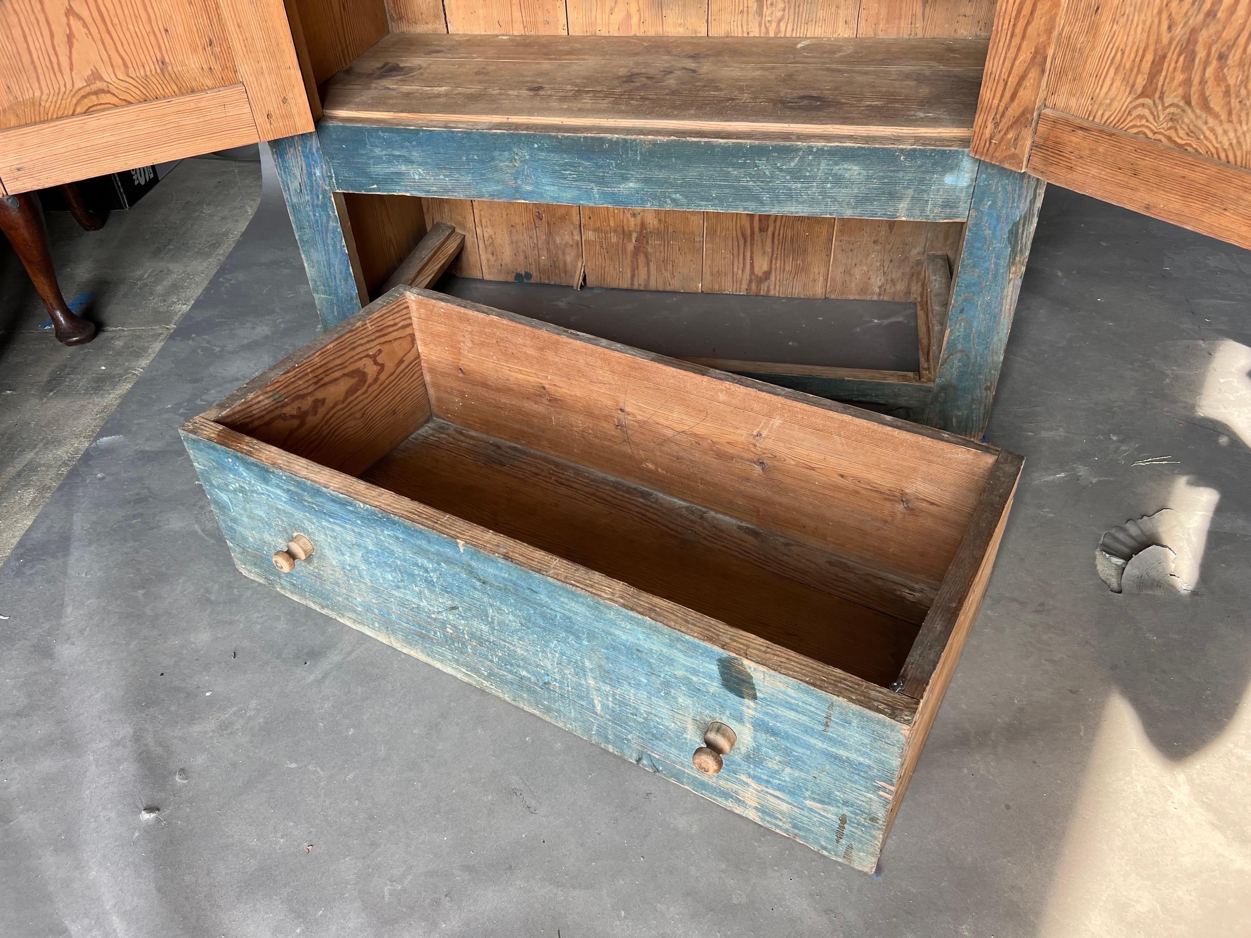 19th Century North Carolina Yellow Pine Press with Drawer in Original Surface For Sale 5