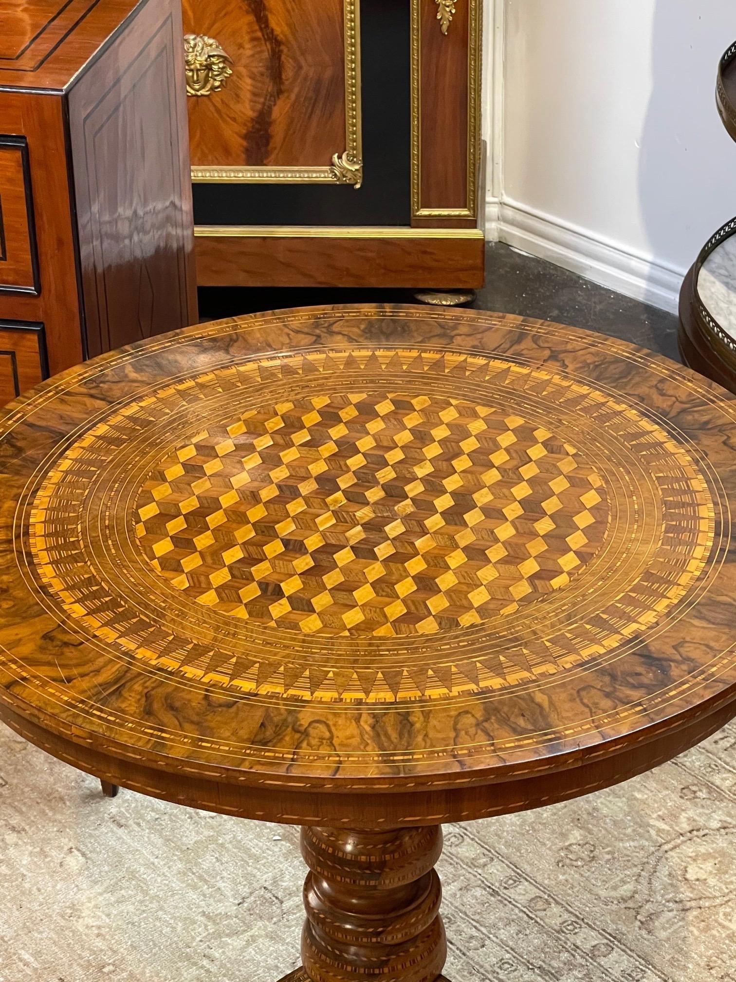 Very nice 19th century Northern Italian parquetry inlaid walnut side table. Beautiful decorative pattern on the top. Fabulous!