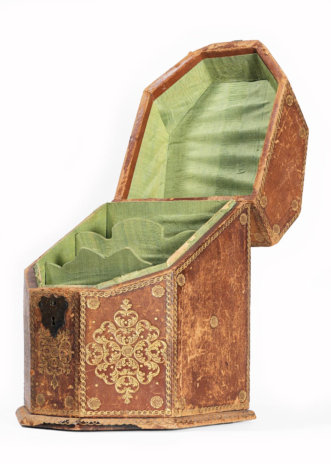 Antique cutlery box
Northern Italy, second half of the 19th century
It measures 11.61 in x 8.07 in x 9.05 in (29.5 x 20.5 x 23 cm)
lb 2.86 (kg 1.3)
The state of conservation: Good. Some consumption of the leather in the lower part of the box. The