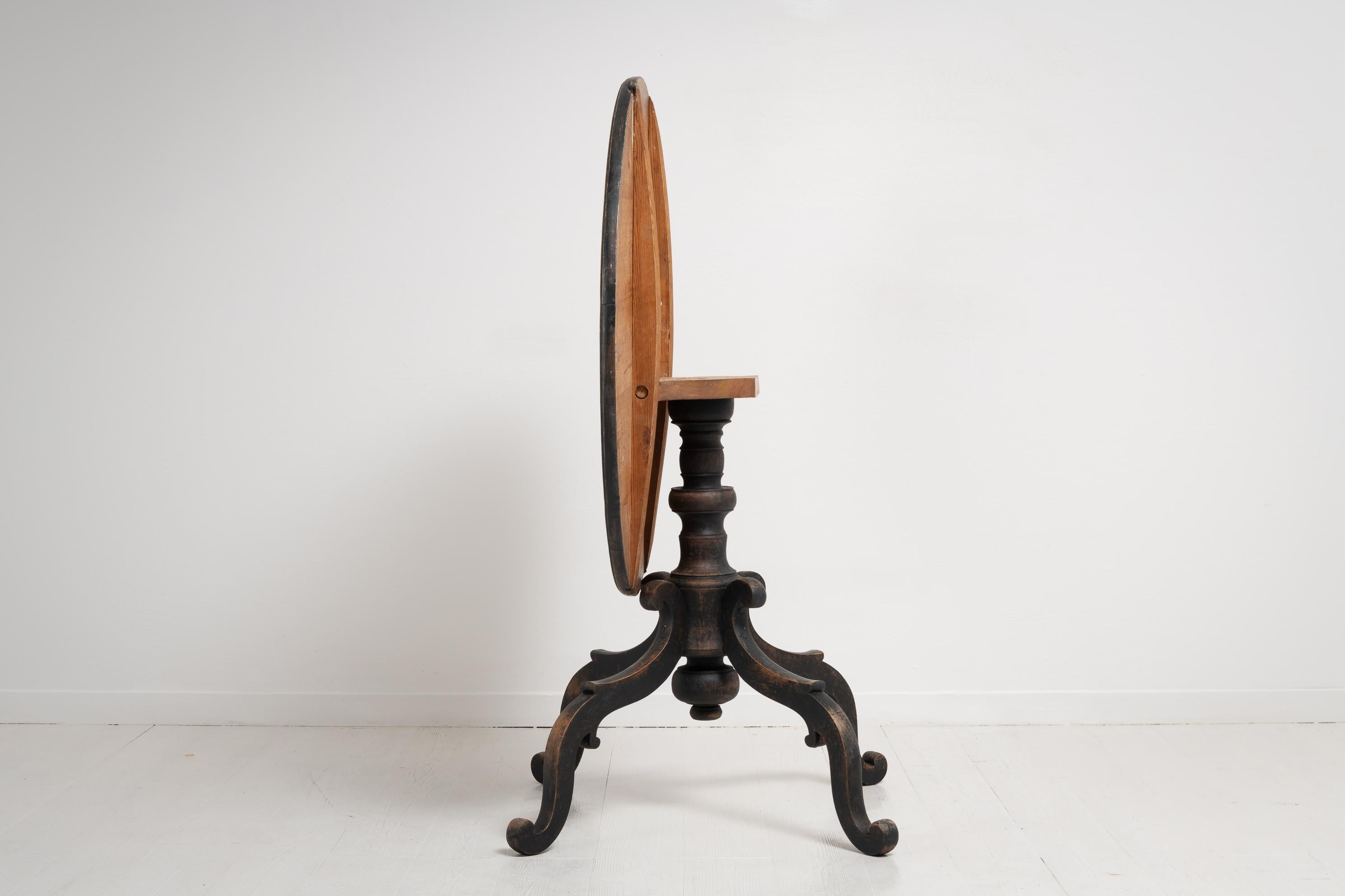 19th Century Northern Swedish Large Black Tilt-Top Table In Good Condition In Kramfors, SE
