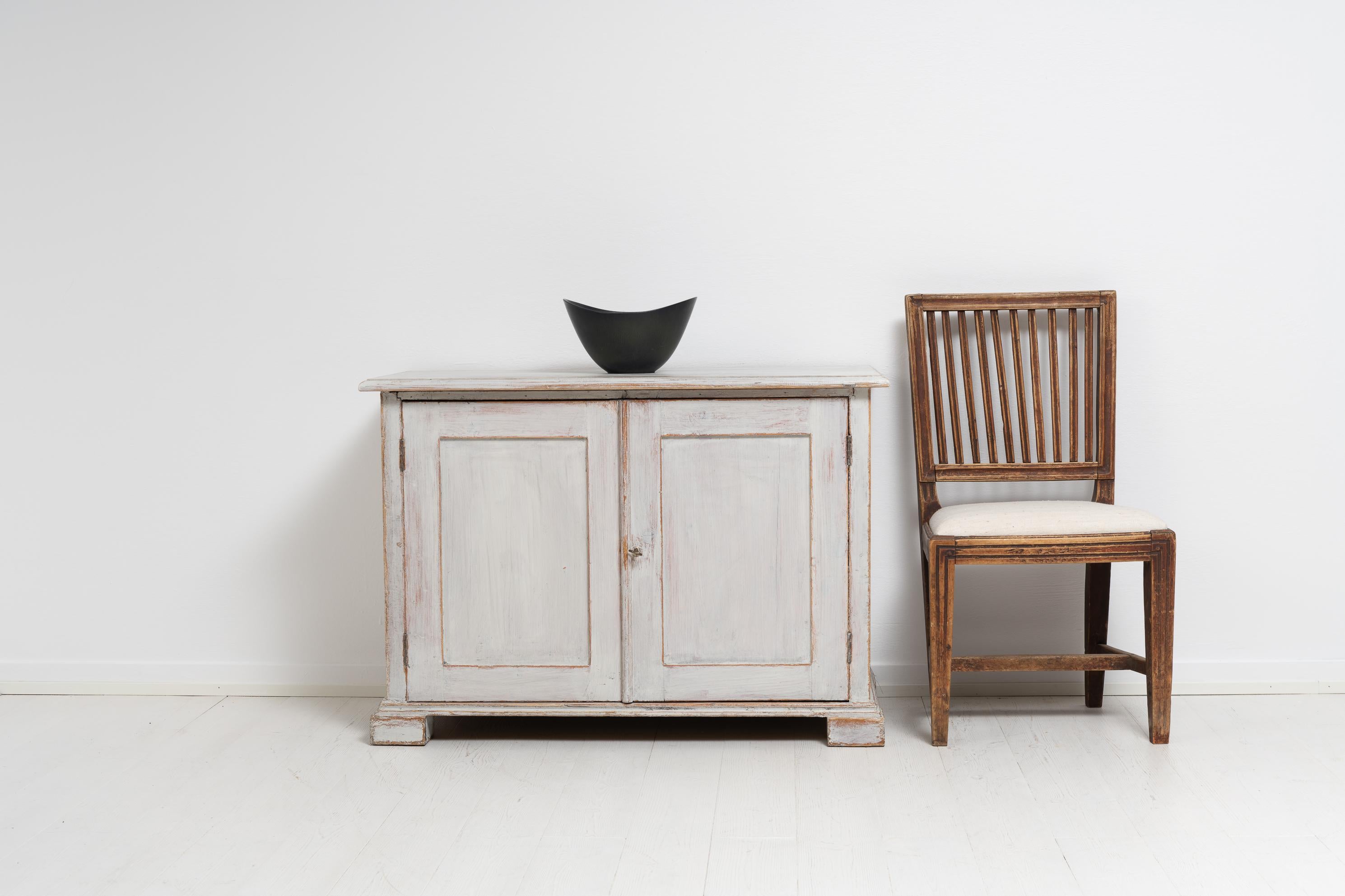 White country sideboard with interior drawers from Northern Sweden. The sideboard is from around 1860 and made by hand in solid pine. In total the sideboard has 15 smaller drawers, all with the original drawer pulls in brass. The drawers are an