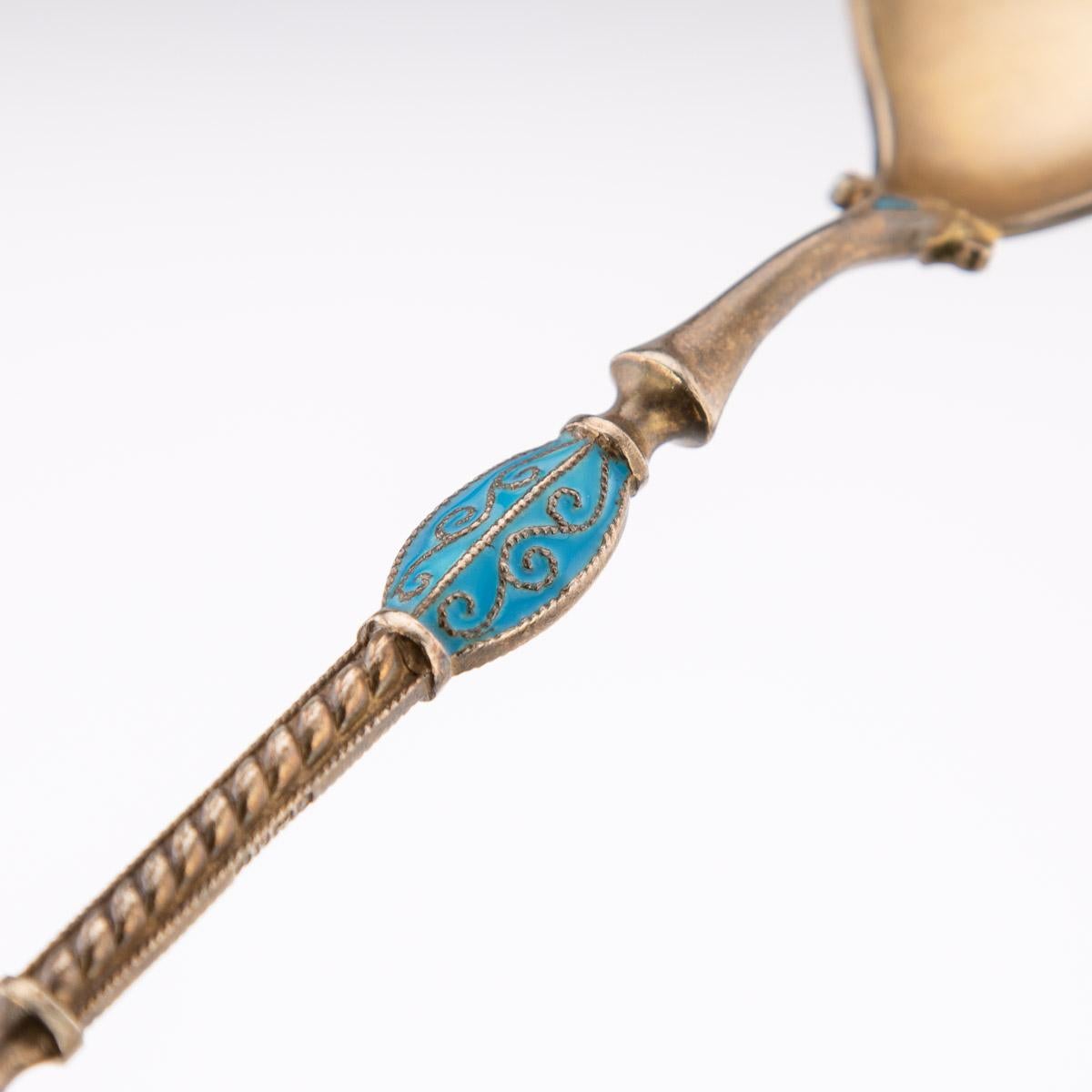 Juego de 12 cucharas noruegas de plata dorada y esmalte del siglo XIX, c.1890 2