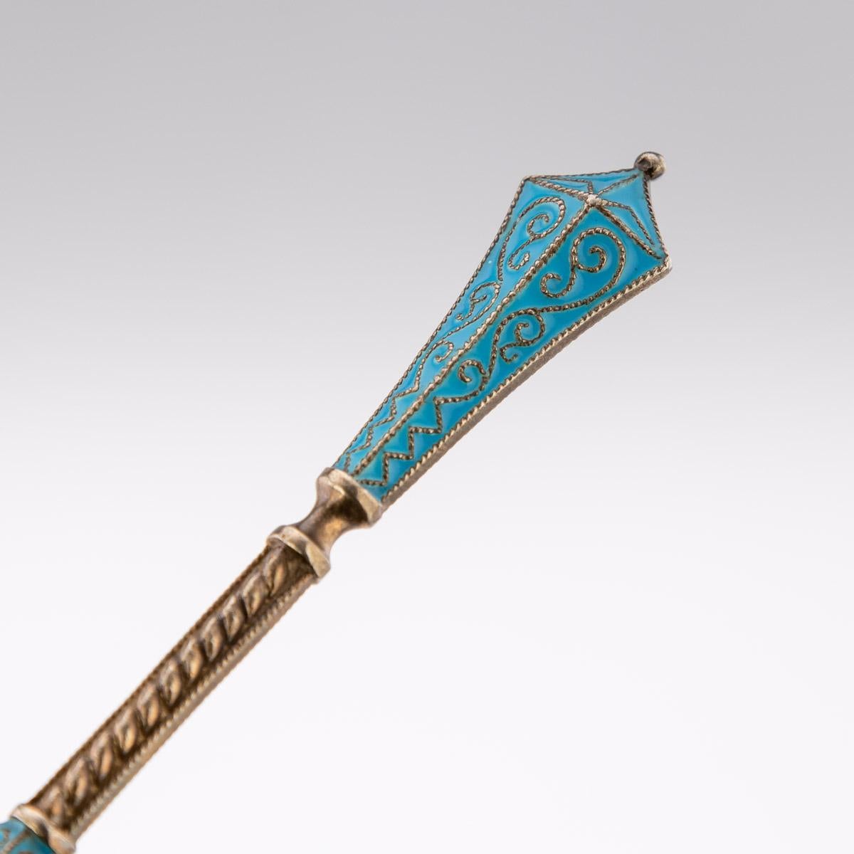 Juego de 12 cucharas noruegas de plata dorada y esmalte del siglo XIX, c.1890 4