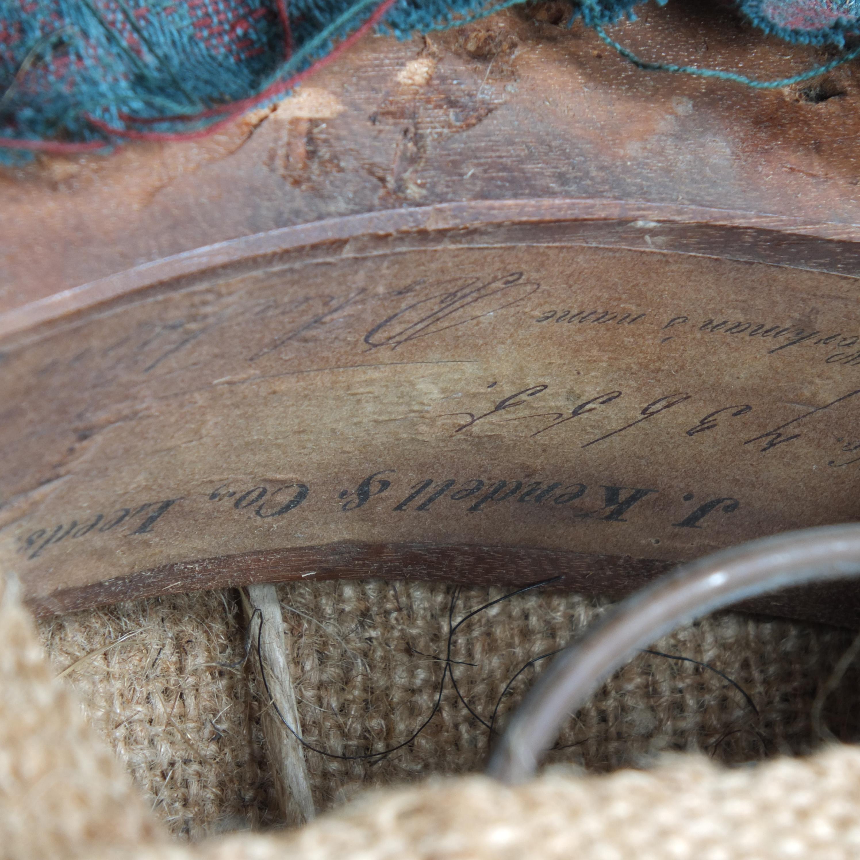 Chaise d'allaitement à dossier en fer de bonne qualité, datant du milieu du 19e siècle, fabriquée par J Kendall & Co de Leeds. Il repose sur des pieds avant en acajou tourné, avec des pieds arrière évasés, le tout sur des roulettes en laiton